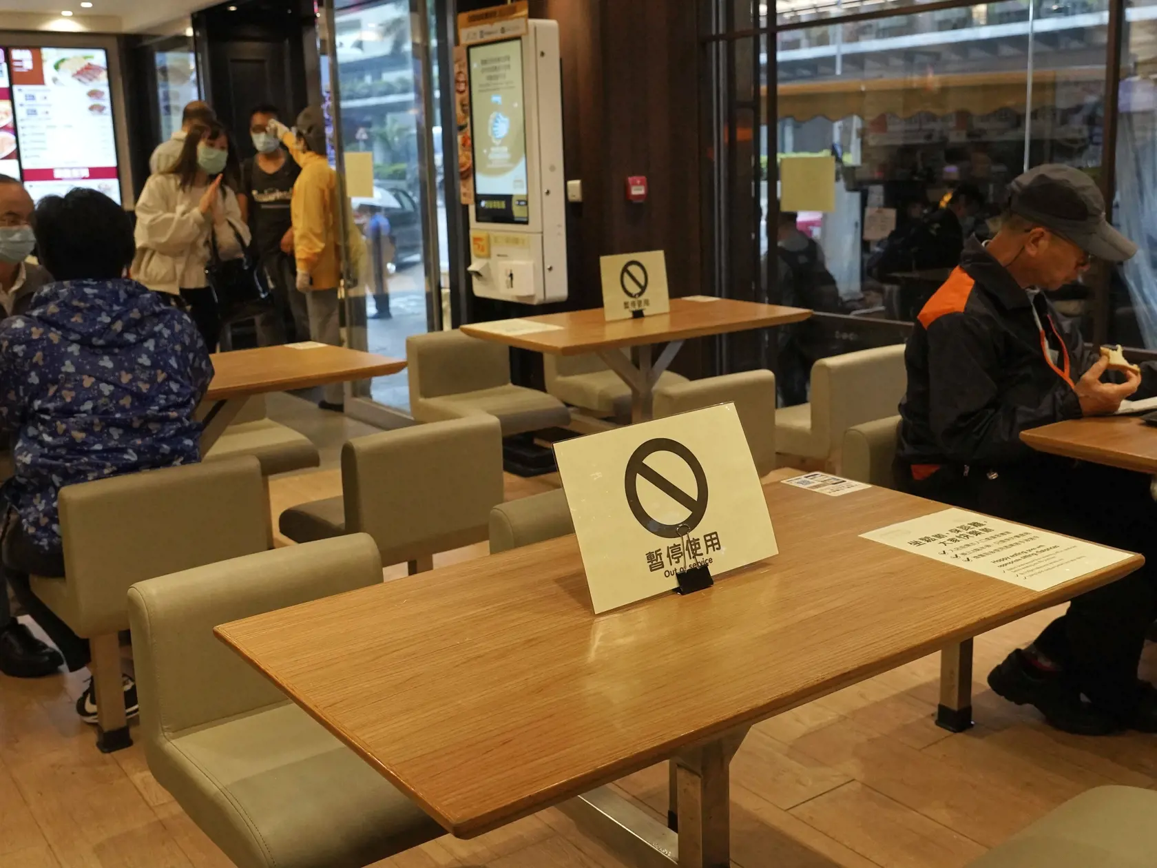 MIK 8 Hongkong - Stoly rozostavané v bezpečnej vzdialenosti kvôli koronavírusu v kaviarni v Hongkongu 30. marca 2020. FOTO TASR/AP

Tables and chairs are taped for the social distancing law enforcement to help curb the spread of the coronavirus at a Starbucks coffee shop in Hong Kong, Monday, March 30, 2020. The new coronavirus causes mild or moderate symptoms for most people, but for some, especially older adults and people with existing health problems, it can cause more severe illness or deat