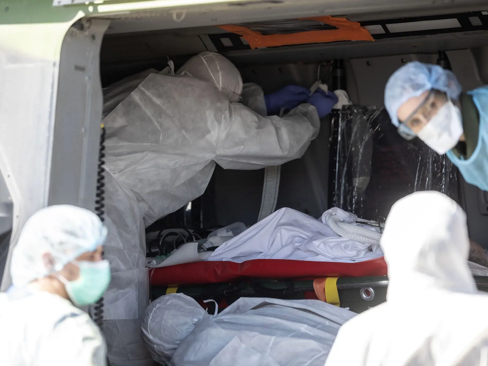 MIK 27 Štrasburg - Zdravotnícky personál evakuuje pacienta infikovaného vírusom Covid-19 do francúzskeho vojenského vrtuľníka smerujúceho do nemocnice Kantonsspital St.Gallen vo Švajčiarsku z dôvodu zmiernenia nemocničnej situácie vo východnom Francúzsku. Štrasburg vo Francúzsku 30. marca 2020. FOTO TASR/AP

Medical staffs evacuate a patient infected with the Covid-19 virus into a French military helicopter heading to Switzerland to ease the situation in eastern France, Monday, March 30 2020 in 
