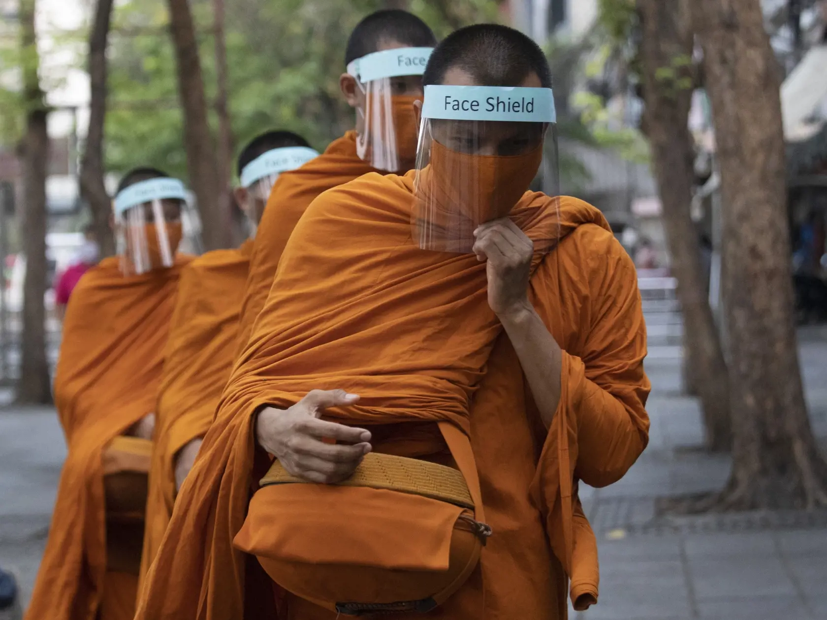 MIK 6 Bangkok - Budhistickí mnísi nosia rúška a ochranné štíty na tvár aby sa chránili pred koronavírusom počas zbierania almužien v Bangkoku 31. marca 2020. FOTO TASR/AP

Thai Buddhist monks wear face shield to protect themselves from new coronavirus as they walk to collect alms from devotees in Bangkok, Thailand, Tuesday, March 31, 2020. The new coronavirus causes mild or moderate symptoms for most people, but for some, especially older adults and people with existing health problems, it can c