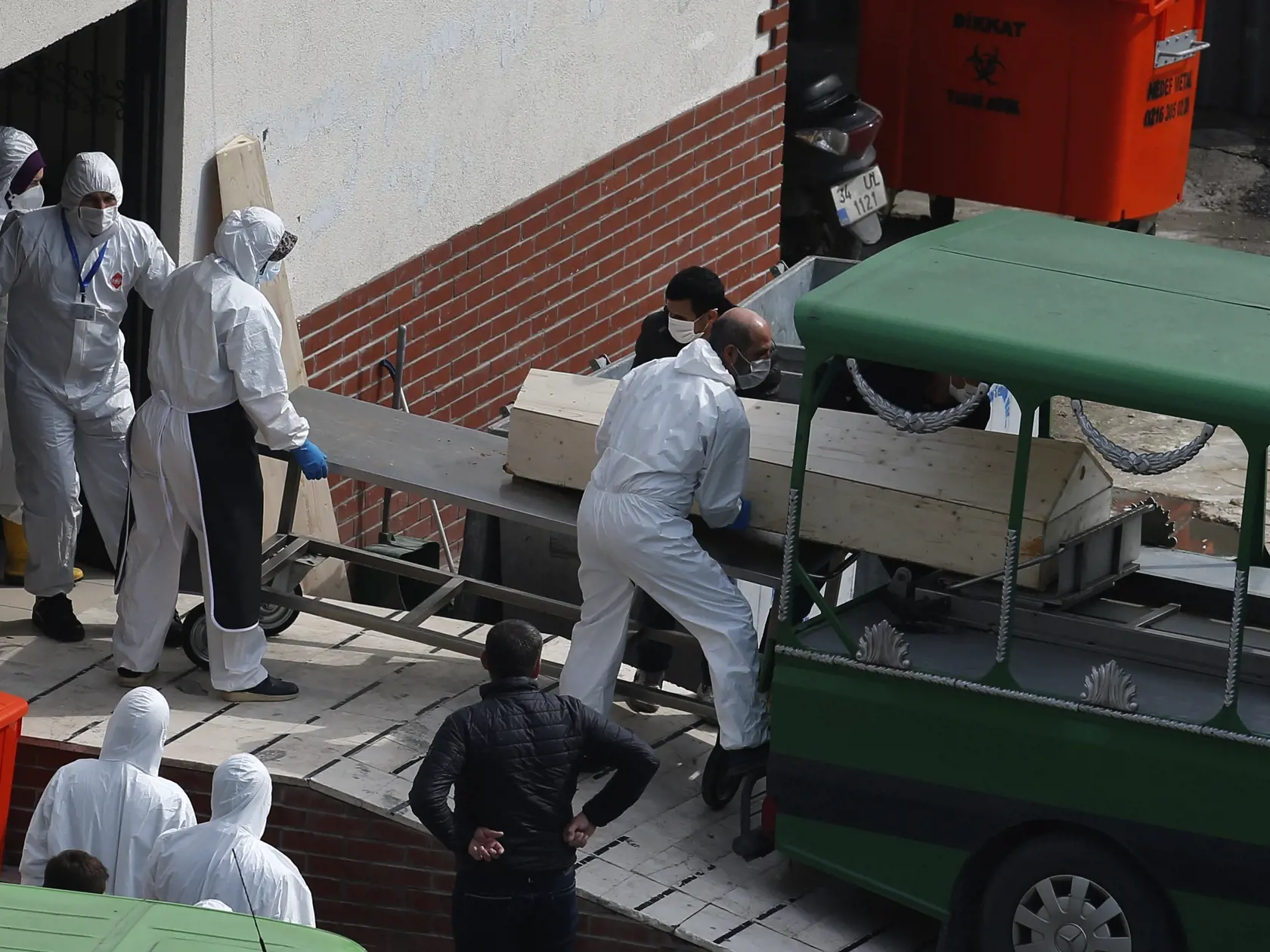 KK3 Istanbul - Ľudia v v ochranných odevoch a maskách nesú rakvu s telom obete koronavírusu do auta z márnice 31. marca 2020 v Istanbule. Celkovo vyše 200 ľudí podľahlo v Turecku ochoreniu COVID-19 a počet vykonaných testov sa v krajine zvýšil za deň na vyše 15.000. Informácie poskytol v utorok turecký minister zdravotníctva Fahrettin Koca. FOTO TASR/AP
Officials wearing protective face masks and suits as a preventive measure against the spread of the coronavirus carry the coffin of a victim ont