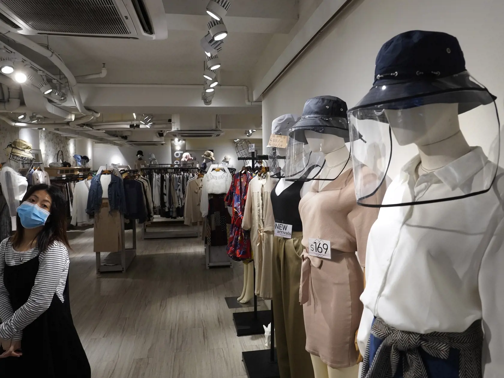 MIK 9 Hongkong - Ochranné klobúky v obchode v Hongkongu 30. marca 2020. FOTO TASR/AP

Protective hats are displayed at a shop in Hong Kong, Monday, March 30, 2020. The new coronavirus causes mild or moderate symptoms for most people, but for some, especially older adults and people with existing health problems, it can cause more severe illness or death. (AP Photo/Vincent Yu)