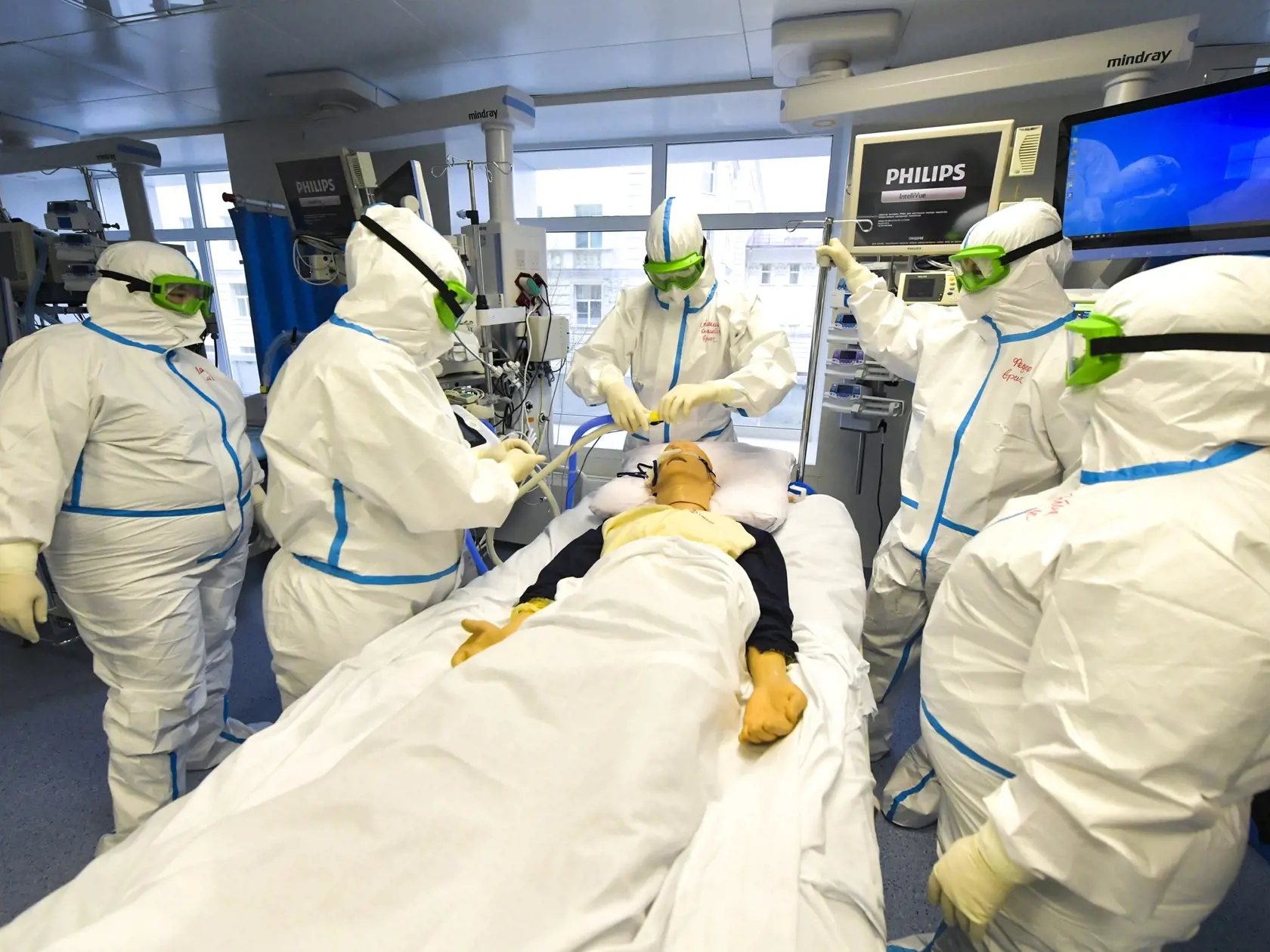 WA 9 Moskva - Študenti medicíny v špeciálnych ochranných odevoch proti koronavírusu počas praktickej ukažky plúcnej ventilácie na figuríne v moskovskej nemocnici v piatok 3. apríla 2020. Sedem pacientov s diagnostikovaným koronavírusom zomrelo v Moskve v priebehu posledných 24 hodín, informuje tlačová agentúra TASS s odvolaním sa na oznámenie mestského operačného štábu na kontrolu a monitoring pandémie Covidu-19. FOTO TASR/AP

Medics, wearing special suits to protect against coronavirus, work to