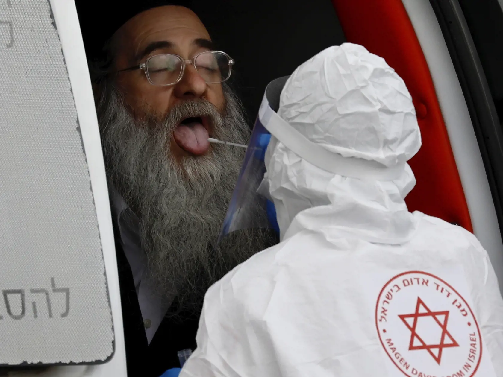 JB 14 Tel Aviv - Izraelský zdravotník v ochrannom odeve robí výter z úst ultra-ortodoxnému Židovi na koronavírus test v rámci nariadení vlády na zabránenie šíreniu nového koronavírusu v Bnei Brak, na predmestí Tel Avivu 31. marca 2020. V Izraeli momentálne evidujú vyše 4347 nakazených. Koronavírus SARS-CoV-2 si tam dosiaľ vyžiadal 15 obetí na životoch. FOTO TASR/AP 

An Israeli medical worker wearing protective gear takes a swab from an ultra-Orthodox Jewish man for a coronavirus test, as part o