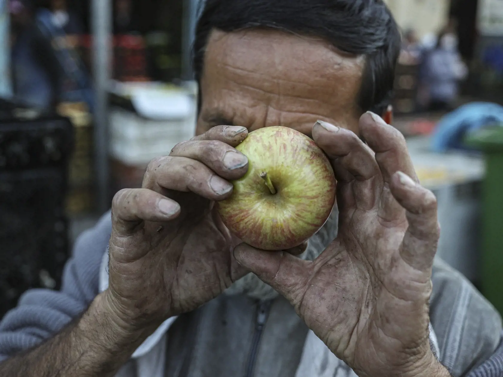 EBE 13 Santiago - Na snímke bezdomovec žartuje  s jabĺčkom na tržnici La Vega v čílskom Santiagu 2. apríla 2020. FOTO TASR/AP
A homeless man jokes around using an apple to mimic the photographer at La Vega market in Santiago, Chile, Thursday, April 2, 2020, during a city-wide quarantine to help contain the spread of the new coronavirus. (AP Photo/Esteban Felix)