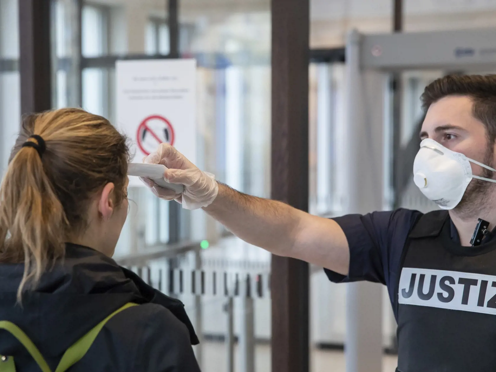 KK14 Norimberg - Meranie teploty návštevníčke pred vstupom do krajského súdu v Norimbergu 31. marca 2020. Počet nových prípadov nákazy koronavírusom sa v Nemecku zvýšil na 61.913, pričom v krajine evidujú už 583 úmrtí na ochorenie COVID-19. FOTO TASR/AP
A member of the judiciary at the regional court measures the temperature of a visitor at the entrance in Nuremberg, Germany, Tuesday, March 31, 2020. Because of the coronavirus, employees of the judiciary measure the temperature of every visitor 