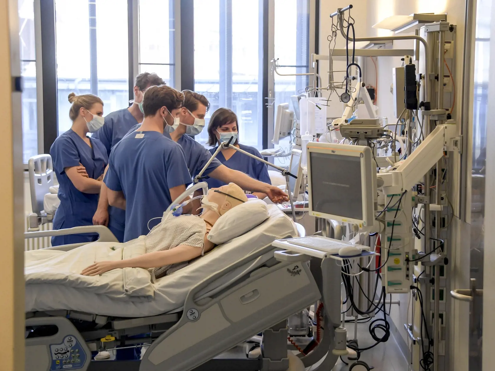 KK15 Hamburg - Na snímke lekári vysvetľujú používanie ventilátora v univerzitnej nemocnici v Hamburgu 25. marca 2020. Počet ľudí nakazených koronavírusom v Nemecku sa v stredu 1. apríla 2020 zvýšil o 5453 na 67.366. V krajine pribudlo aj 149 úmrtí, čím ich celkový počet stúpol na 732. Vyplýva to z údajov nemeckého Inštitútu Roberta Kocha (RKI). FOTO TASR/AP
In this Tuesday, March 25, 2020, photo, hospital doctors get instructions on a ventilator at the University Hospital Eppendorf in Hamburg Ge