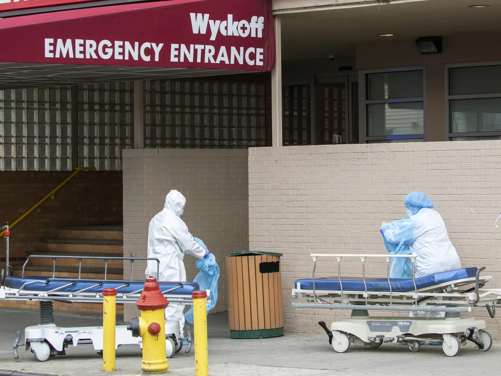 JB 18 New York - Zdravotníci zhadzujú svoj ochranný odev po tom, ako prepravili telá obetí pandémie koronavírusu zo zdravotníckeho zariadenia Wycoff Heights Medical Center do chladiarenských kontajnerov pred nemocnicou v New Yorku 2. apríla 2020. Spojené štáty patria medzi krajiny, ktoré epidémia koronavírusu postihla najviac. Novým druhom koronavírusu je tam nakazených najmenej 215.000 ľudí a viac ako 5000 následkom nákazy už podľahlo. FOTO TASR/AP

Medical personnel remove their personal prote