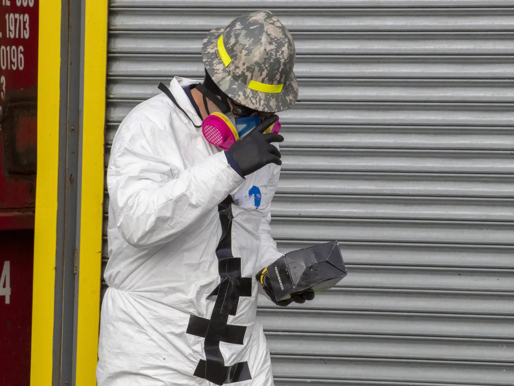 JB 19 New York - Stavebný robotník s ochrannou maskou na tvári a v ochrannom odeve kráča pred vstupom do zdravotníckeho zariadenia Wycoff Heights Medical Center v New Yorku 2. apríla 2020. Spojené štáty patria medzi krajiny, ktoré epidémia koronavírusu postihla najviac. Novým druhom koronavírusu je tam nakazených najmenej 215.000 ľudí a viac ako 5000 následkom nákazy už podľahlo. FOTO TASR/AP

A construction worker wearing personal protection equipment to protect against the new coronavirus make