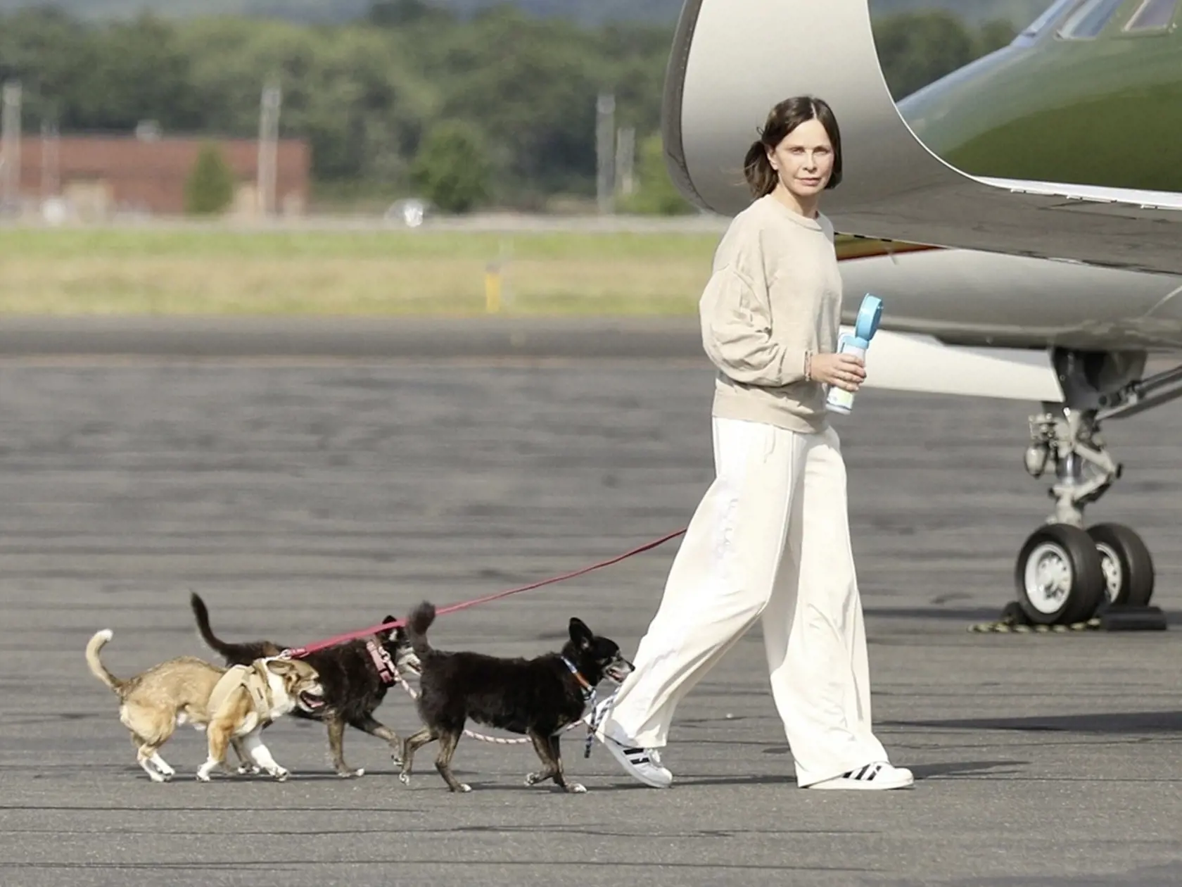 Calista Flockhart sa ide rozlúčiť so synom Liamom, ktorý letí ich súkromným lietadlom na vysokú školu.
