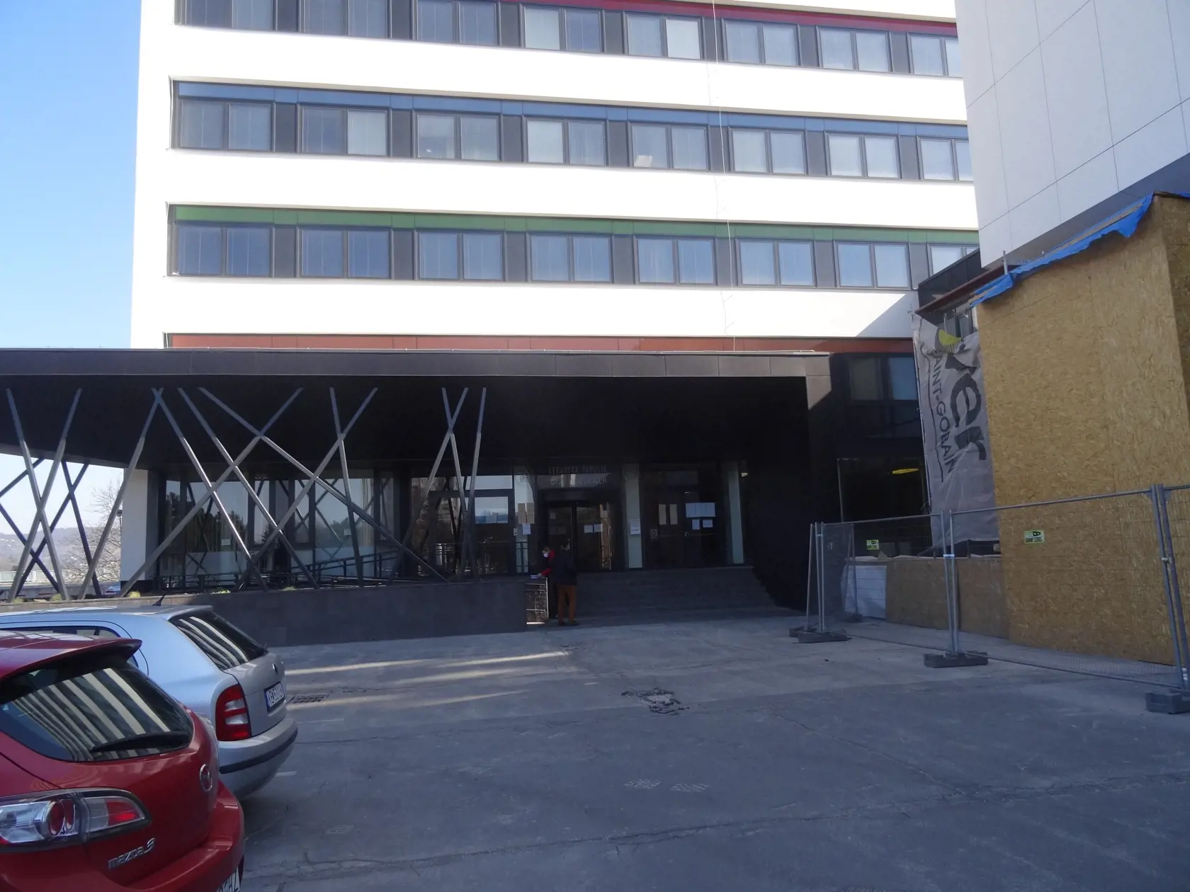 Vstup do budovy LF UPJŠ v Košiciach.