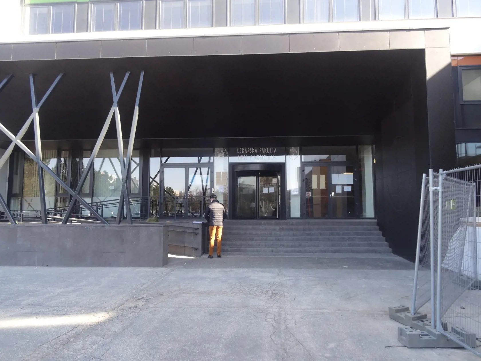 Vstup do budovy LF UPJŠ v Košiciach.