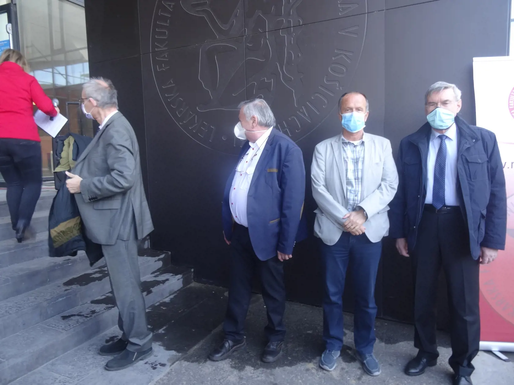 Viliam Donič, prednosta Ústavu lekárskej fyziológie UPJŠ LF; garant projektu DSV VYMUVEP  na UPJŠ LF Výskum pokročilých metód umelej ventilácie pľúc, Pavol Török, zástupca prednostu pre pedagogickú činnosť KAIM LF UPJŠ a VÚSCH, a.s.;  spoluriešiteľ projektu DSV VYMUVEP  Výskum pokročilých metód UVP;  autor metódy pľúcnej ventilácie PMLV, Daniel Pella, dekan Lekárskej fakulty Univerzity P. J. Šafárika Košiciach, Jozef Firment, prodekan LF UPJŠ LF;  prednosta I. kliniky anestéziológie a intenívnej