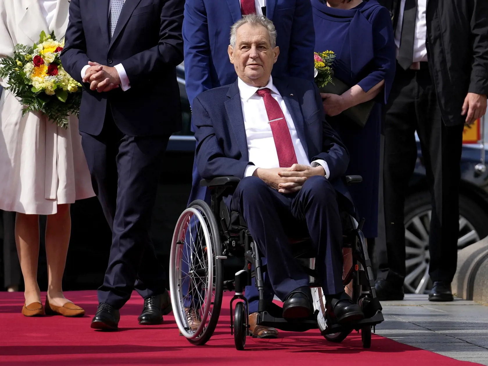 Na archívnej snímke z 26. augusta 2021 český prezident Miloš Zeman víta nemeckého prezidenta Franka-Waltera Steinmeiera v Prahe.