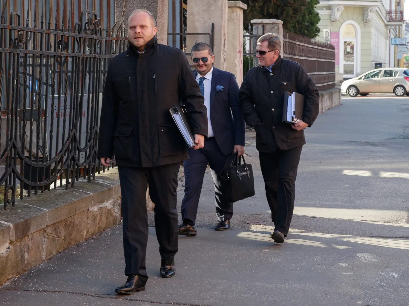 Pojednávanie na Špecializovanom trestnom súde v Banskej Bystrici s Mariánom Kočnerom, ktorý sa snaží o prepustenie z vyšetrovacej väzby. Na pojednávanie sa však nedostavil. Na snímke prichádzajú na pojednávanie Kočnerovi pravny zástupcovia.