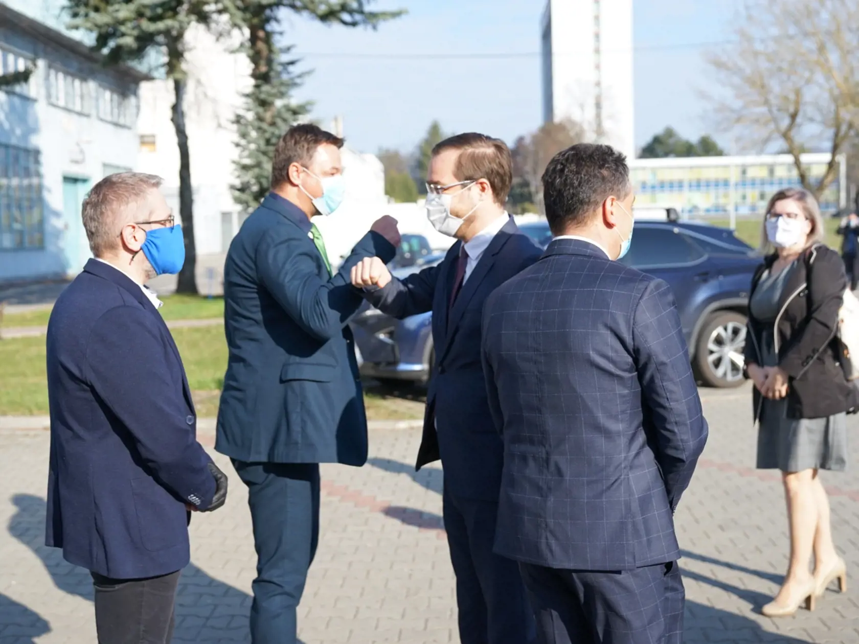 Vláda sa konečne rozhýbala a navštívila Chiranu v Starej Turej. Podpísali zmluvu na dodanie 300 ks špičkových prístrojov, ktoré sú obrovskou nádejou pre nakazených koronavírusom.