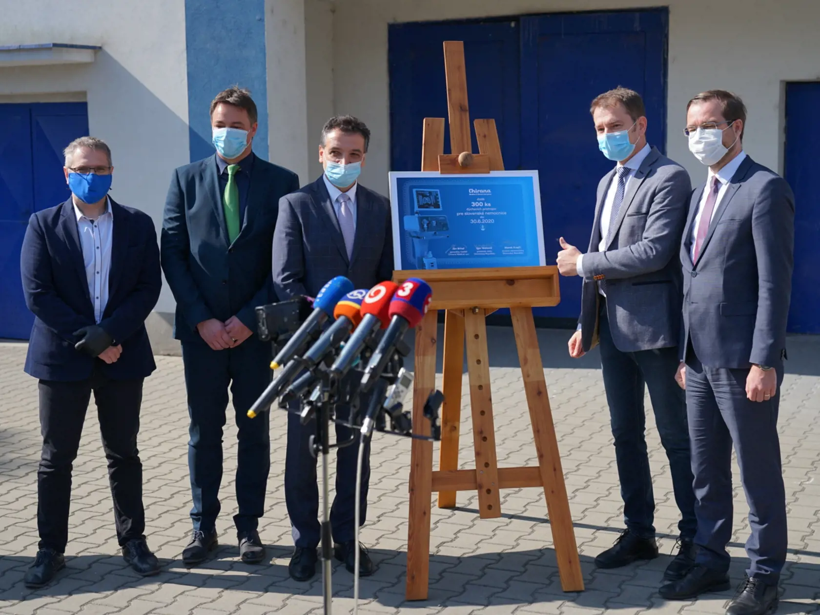 Premiér Igor Matovič navštívil výrobnú spoločnosť v Starej Turej, dôvodom je záujem štátu o dodanie 300 ks špičkových prístrojov , ktoré sú obrovskou nádejou pre nakazených koronavírusom.