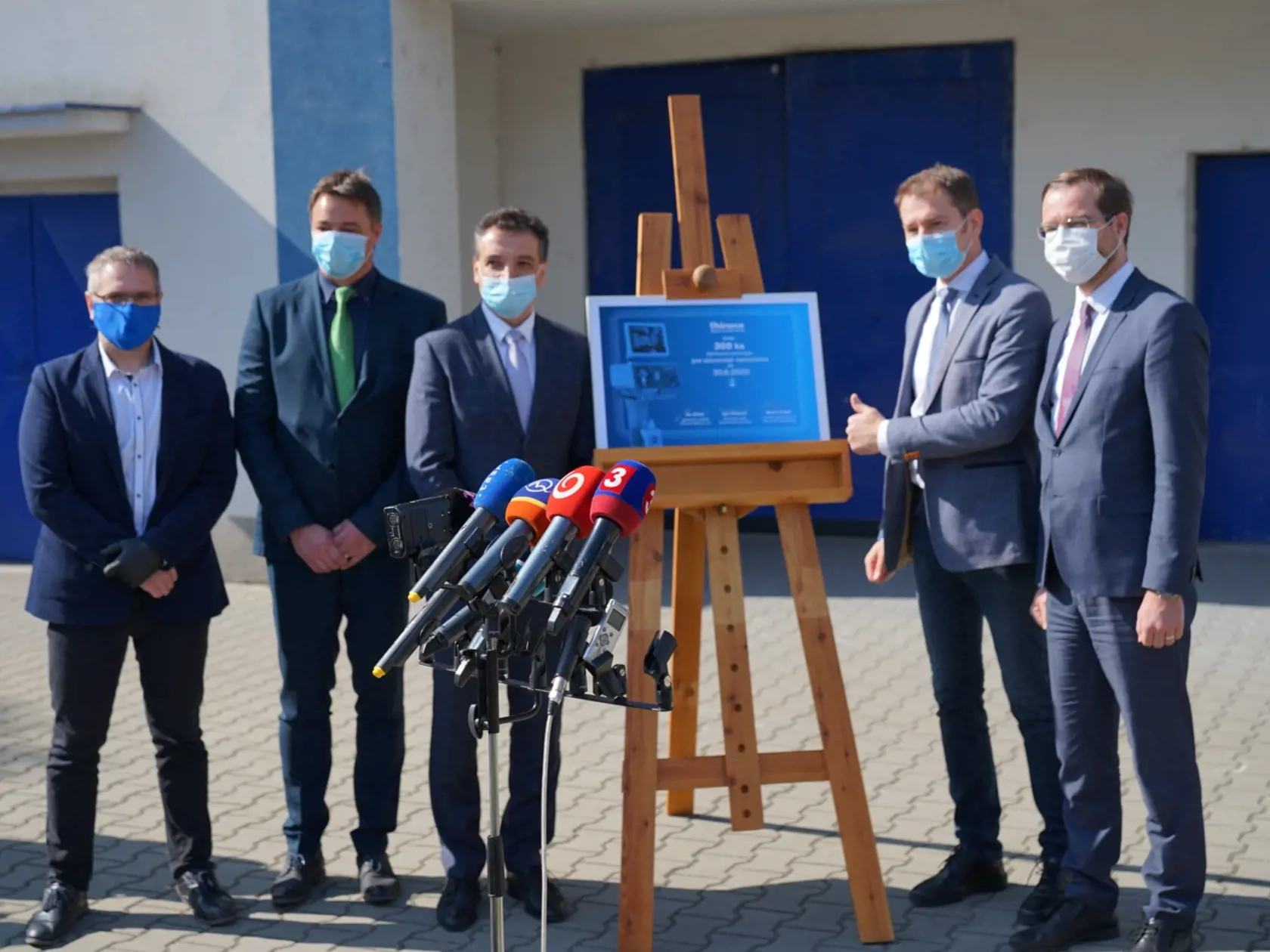 Premiér Igor Matovič navštívil výrobnú spoločnosť v Starej Turej, dôvodom je záujem štátu o dodanie 300 ks špičkových prístrojov , ktoré sú obrovskou nádejou pre nakazených koronavírusom.