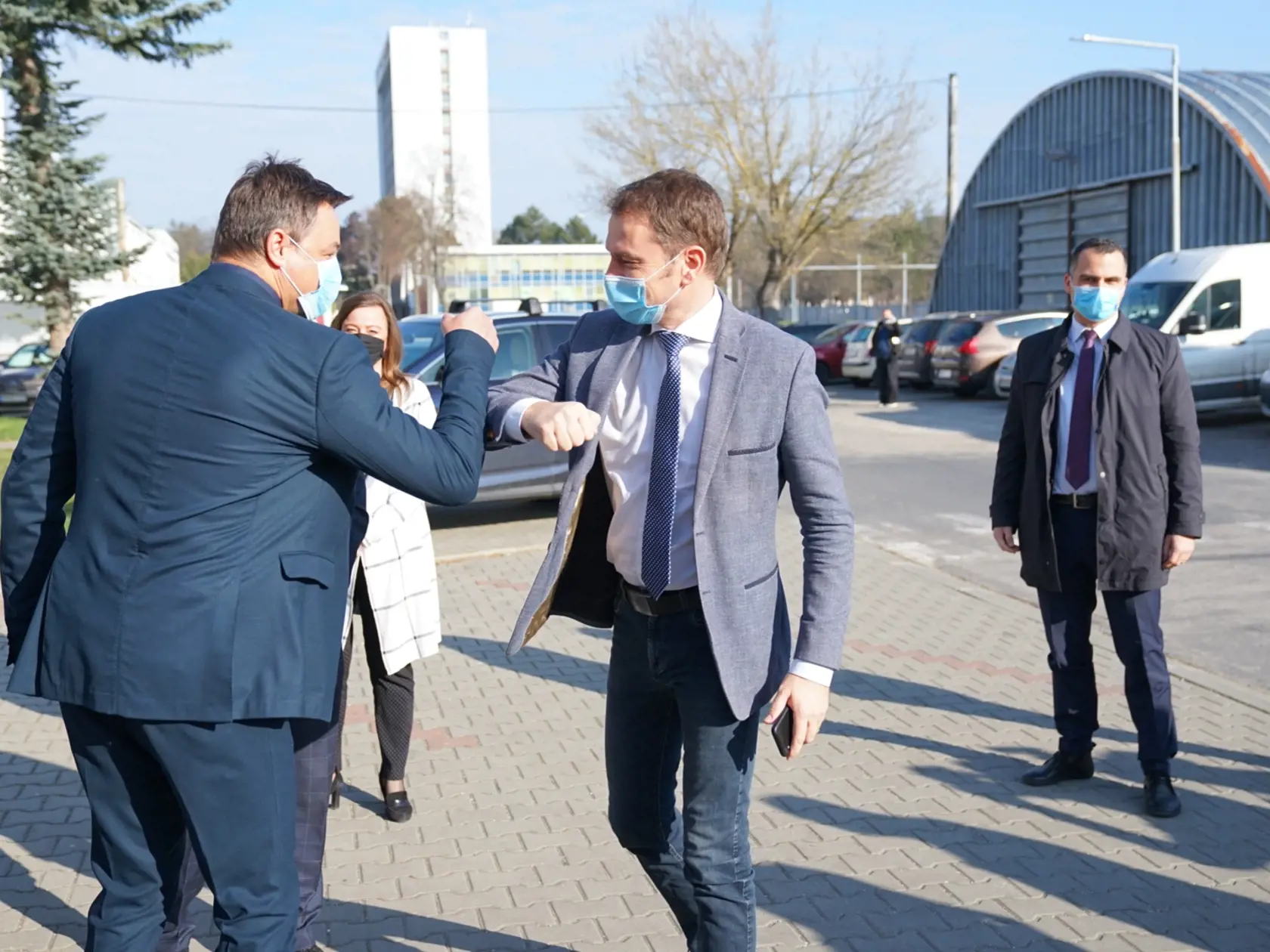 Vláda sa konečne rozhýbala a navštívila Chiranu v Starej Turej. Podpísali zmluvu na dodanie 300 ks špičkových prístrojov, ktoré sú obrovskou nádejou pre nakazených koronavírusom.