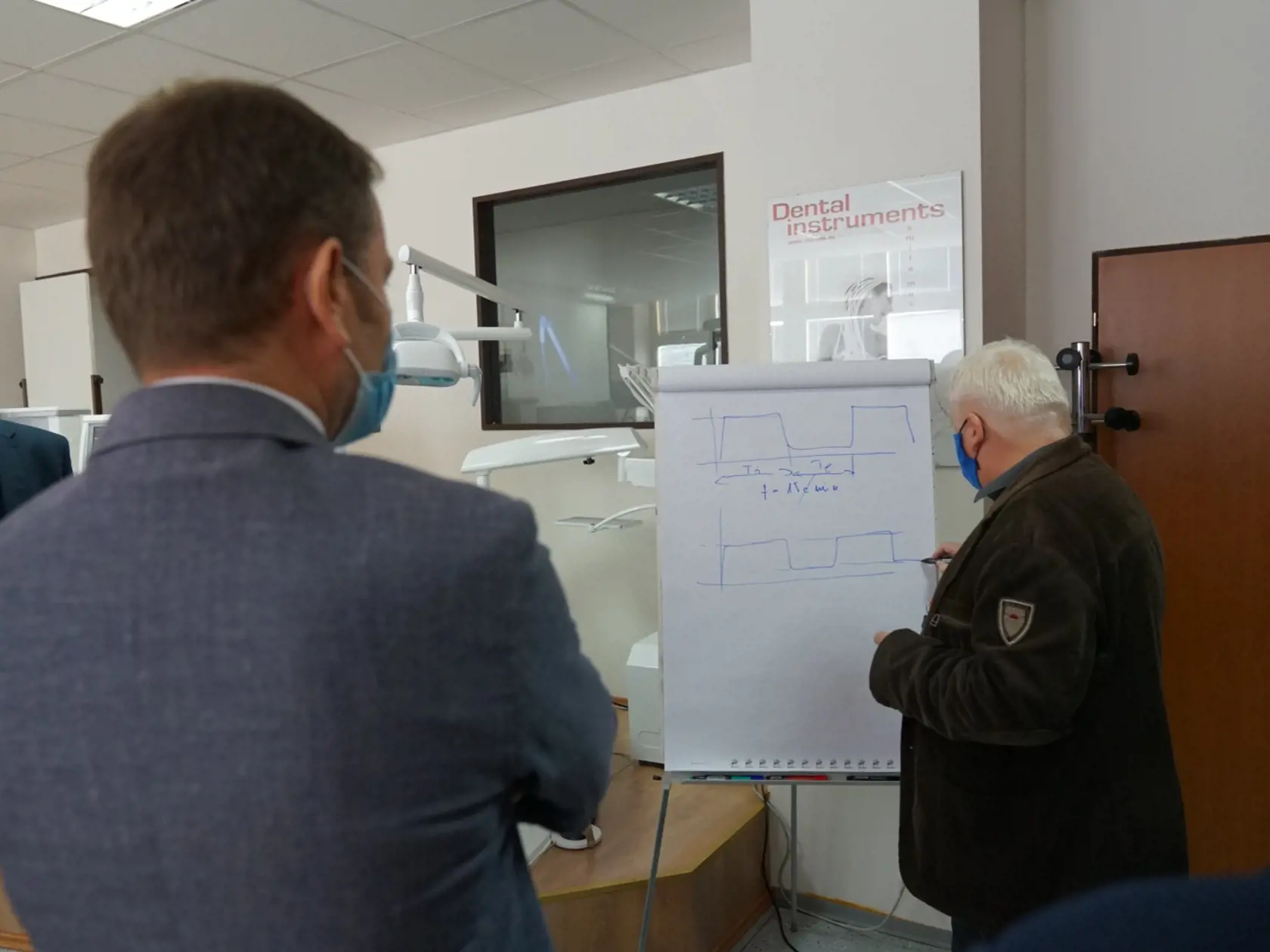 Premiér Igor Matovič navštívil výrobnú spoločnosť v Starej Turej, dôvodom je záujem štátu o dodanie 300 ks špičkových prístrojov, ktoré sú obrovskou nádejou pre nakazených koronavírusom.