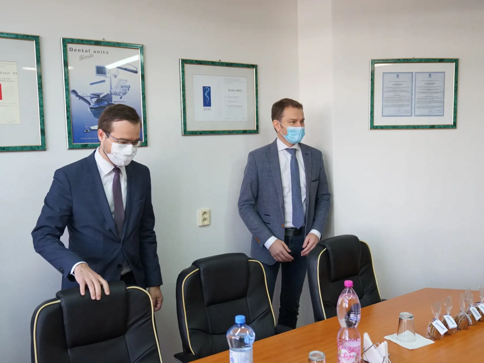 Premiér Igor Matovič navštívil výrobnú spoločnosť v Starej Turej, dôvodom je záujem štátu o dodanie 300 ks špičkových prístrojov, ktoré sú obrovskou nádejou pre nakazených koronavírusom.