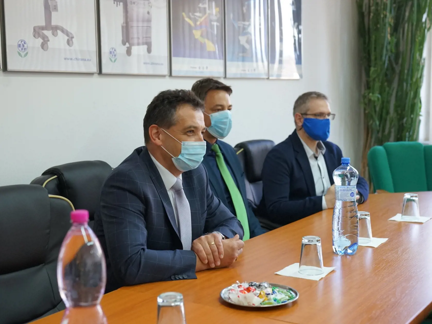 Premiér Igor Matovič navštívil výrobnú spoločnosť v Starej Turej, dôvodom je záujem štátu o dodanie 300 ks špičkových prístrojov, ktoré sú obrovskou nádejou pre nakazených koronavírusom.