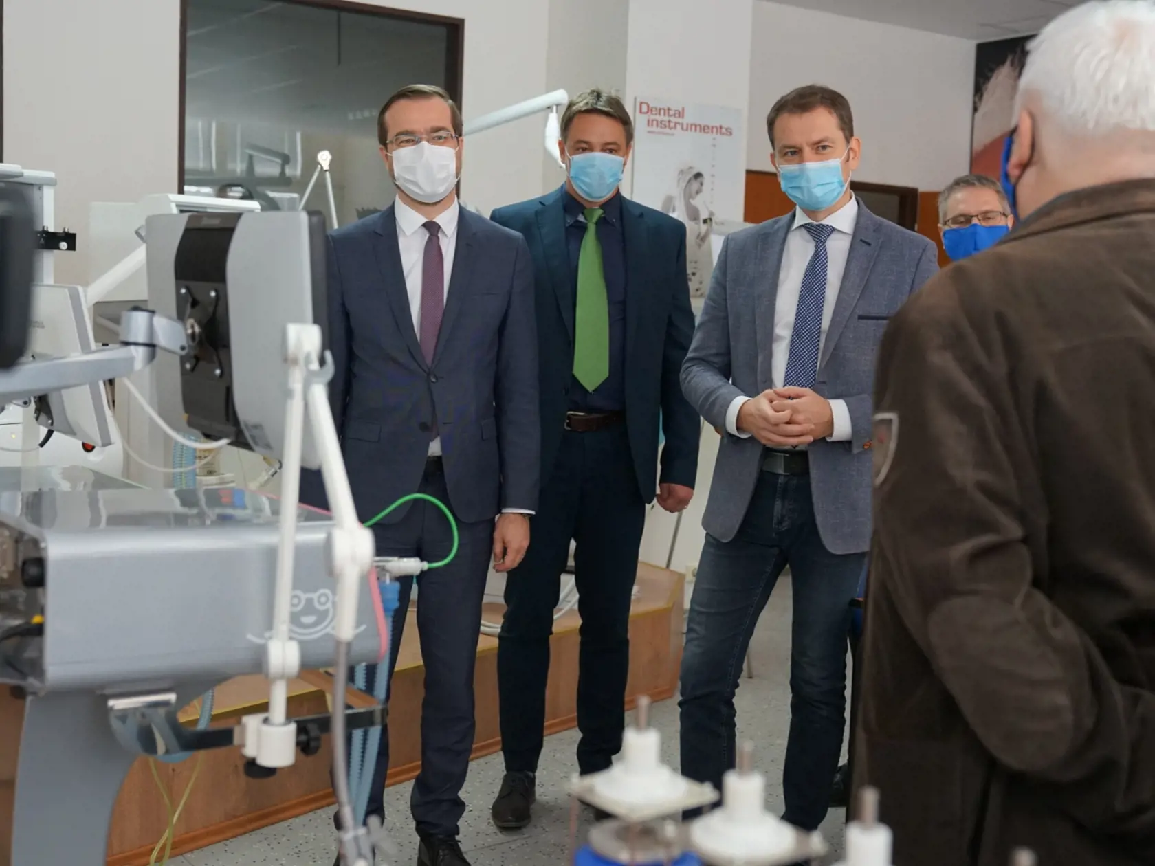 Premiér Igor Matovič navštívil výrobnú spoločnosť v Starej Turej, dôvodom je záujem štátu o dodanie 300 ks špičkových prístrojov, ktoré sú obrovskou nádejou pre nakazených koronavírusom.