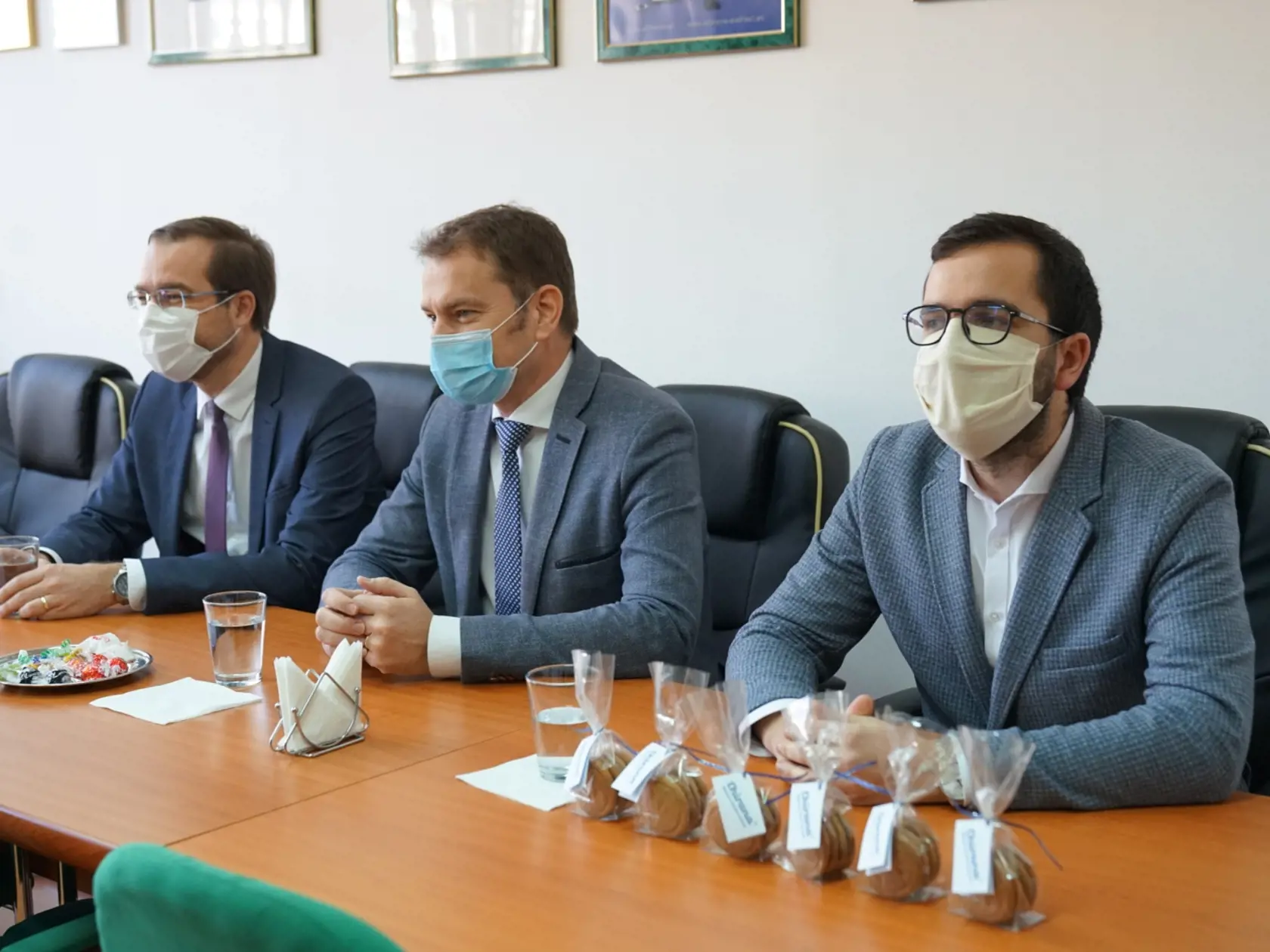 Premiér Igor Matovič navštívil výrobnú spoločnosť v Starej Turej, dôvodom je záujem štátu o dodanie 300 ks špičkových prístrojov, ktoré sú obrovskou nádejou pre nakazených koronavírusom.