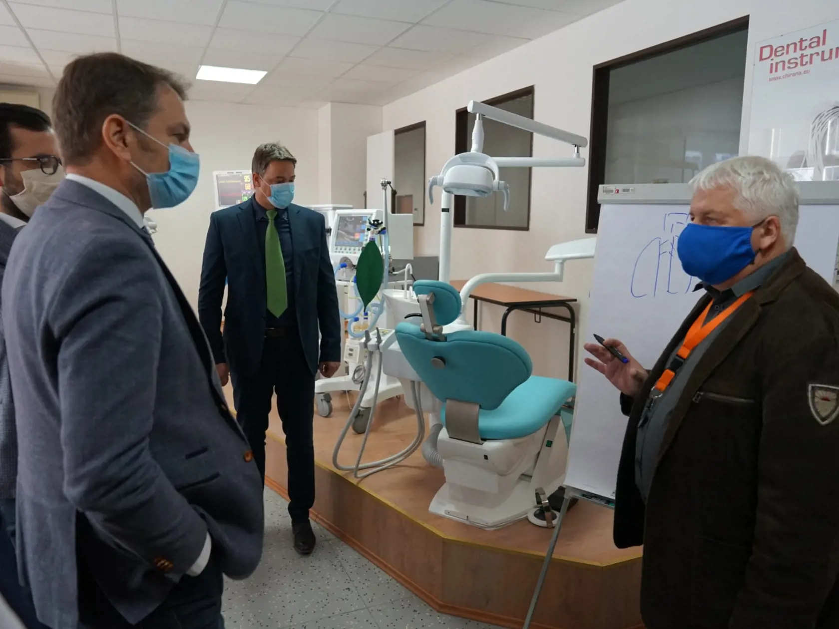 Premiér Igor Matovič navštívil výrobnú spoločnosť v Starej Turej, dôvodom je záujem štátu o dodanie 300 ks špičkových prístrojov, ktoré sú obrovskou nádejou pre nakazených koronavírusom.