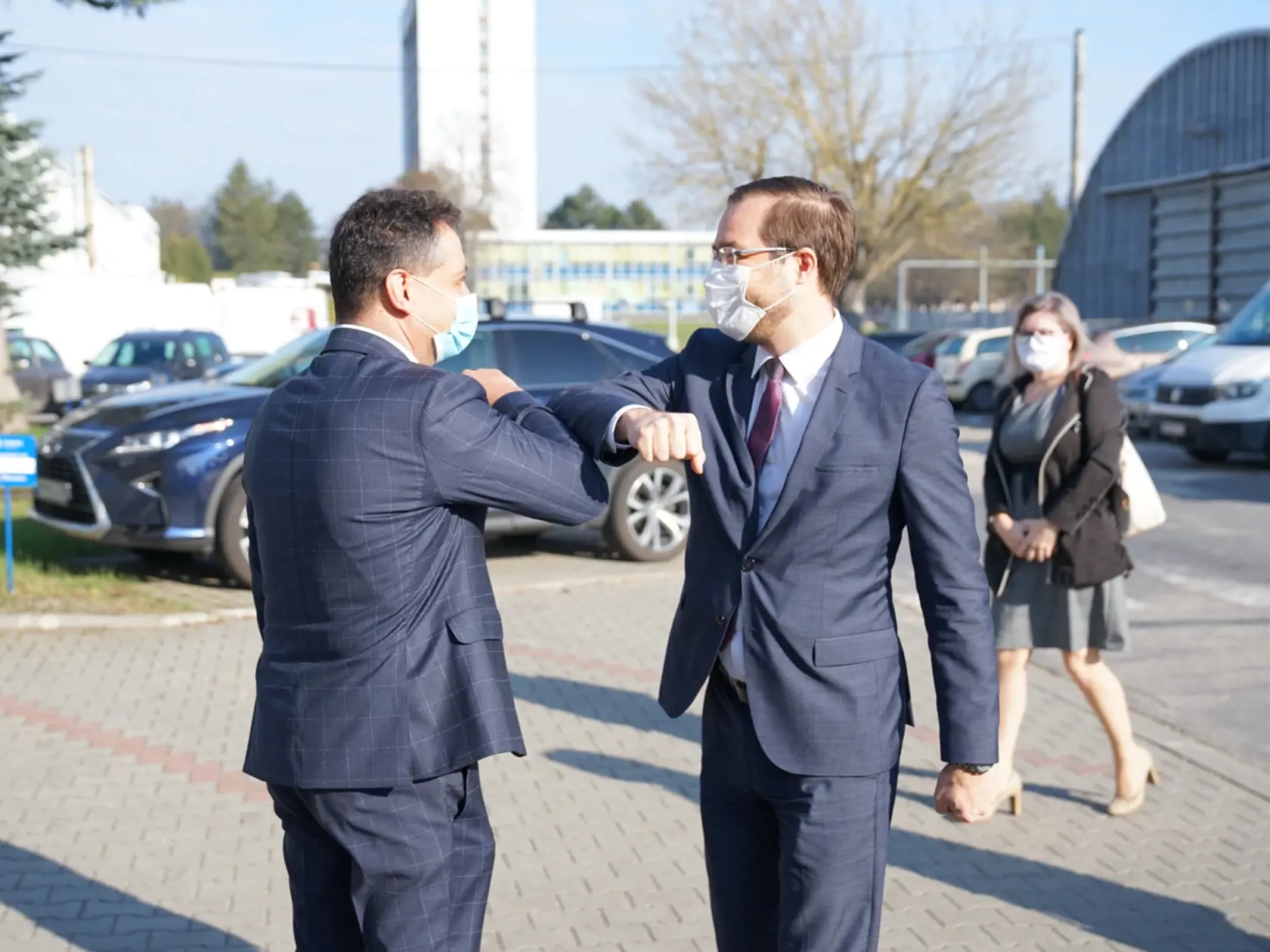 Premiér Igor Matovič navštívil výrobnú spoločnosť v Starej Turej, dôvodom je záujem štátu o dodanie 300 ks špičkových prístrojov, ktoré sú obrovskou nádejou pre nakazených koronavírusom.
