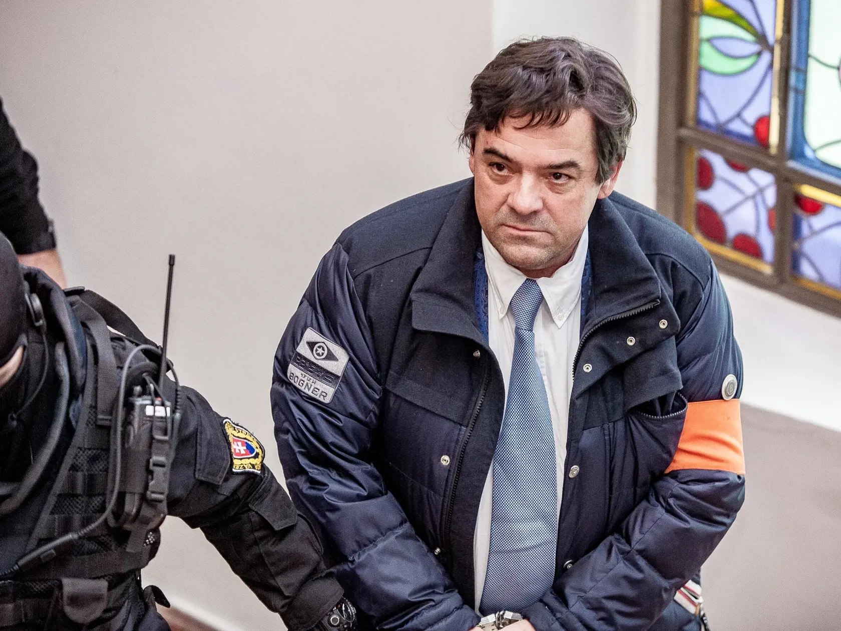 Na snímke obvinený Marian K. (vpravo) v budove Špecializovaného trestného senátu (ŠTS) v Banskej Bystrici vo štvrtok 20. decembra 2018.  Dve a pol hodiny trval výsluch podnikateľa Mariana K. pred sudcom pre prípravné konanie ŠTS, pracovisko Banská Bystrica, ktorý vo štvrtok rozhoduje o návrhu prokurátora Úradu špeciálnej prokuratúry (ÚŠP) na jeho sprísnenie väzby. Podnikateľ je obvinený v kauze tzv. televíznych zmeniek za takmer 70 miliónov eur. Po dva razy, keď sám žiadal o prepustenie z väzby,
