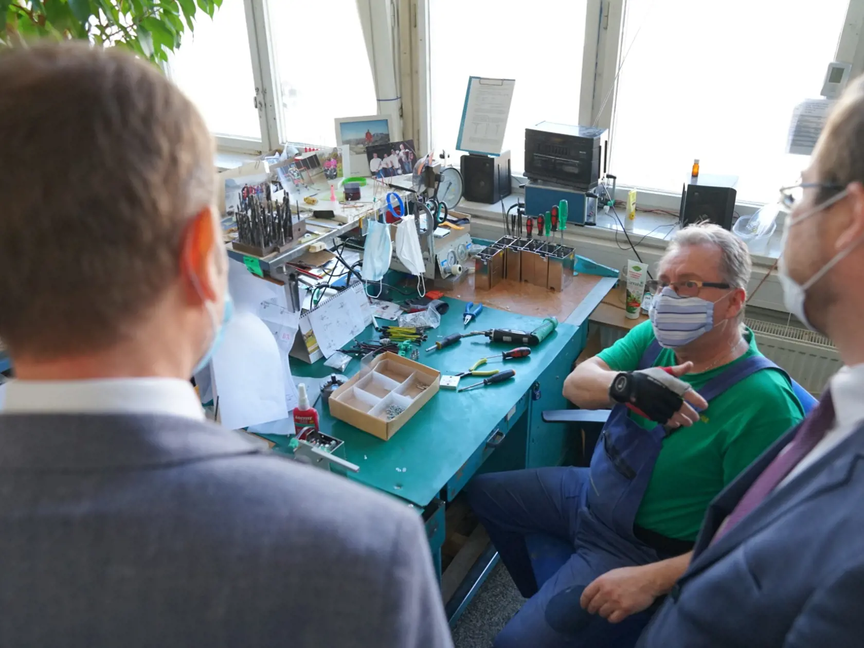 Premiér Igor Matovič navštívil výrobnú spoločnosť v Starej Turej, dôvodom je záujem štátu o dodanie 300 ks špičkových prístrojov, ktoré sú obrovskou nádejou pre nakazených koronavírusom.