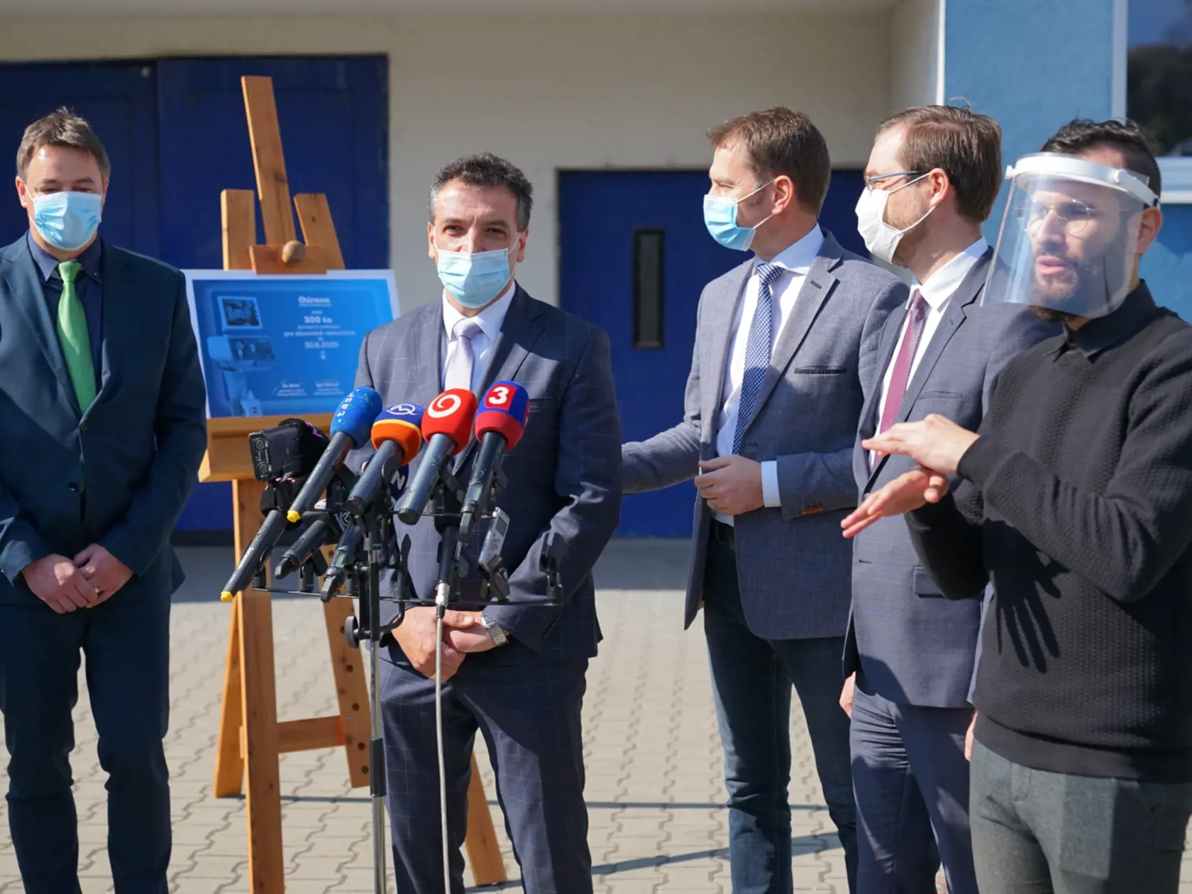 Premiér Igor Matovič navštívil výrobnú spoločnosť v Starej Turej, dôvodom je záujem štátu o dodanie 300 ks špičkových prístrojov, ktoré sú obrovskou nádejou pre nakazených koronavírusom.
