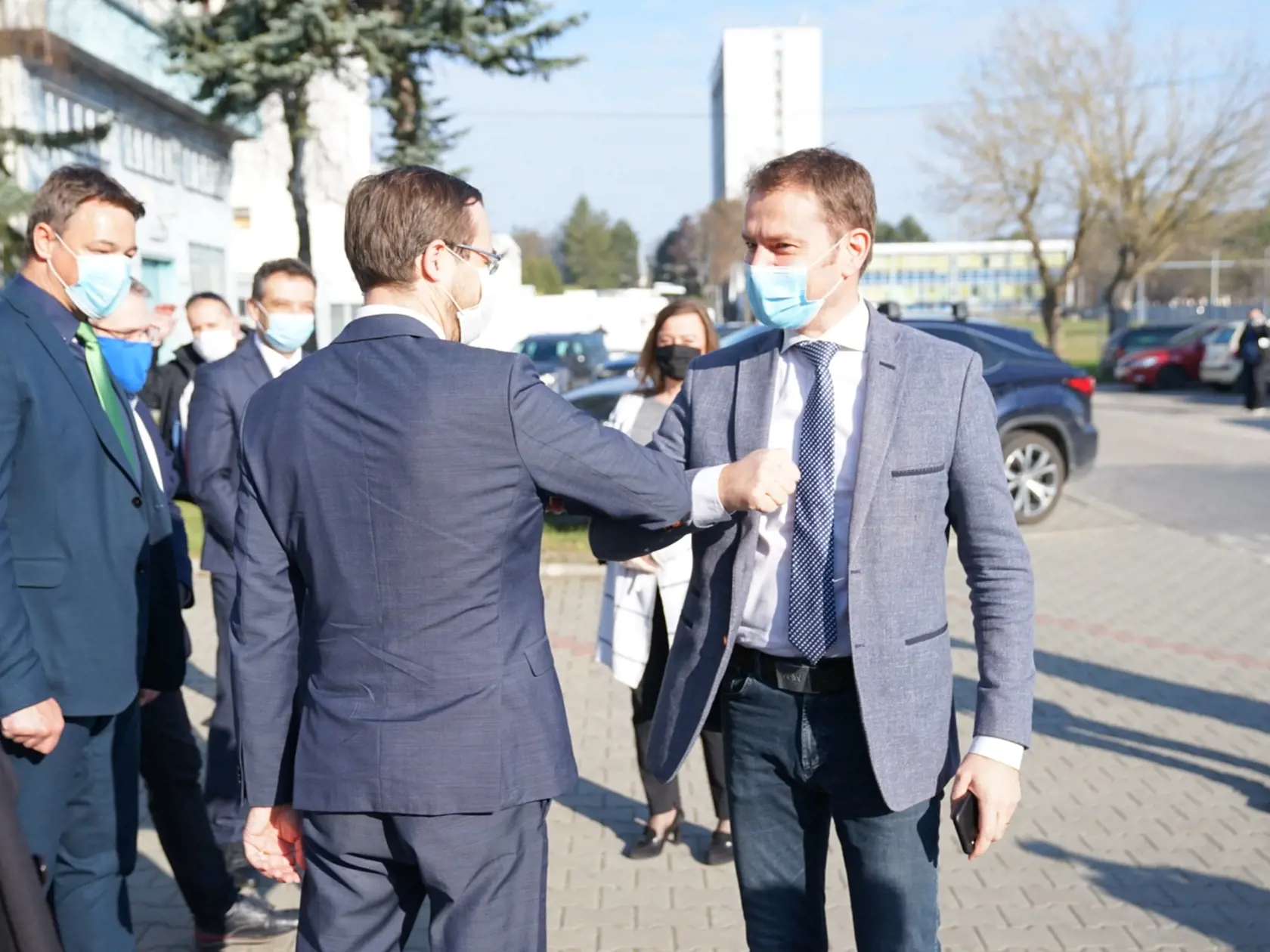Premiér Igor Matovič navštívil výrobnú spoločnosť v Starej Turej, dôvodom je záujem štátu o dodanie 300 ks špičkových prístrojov, ktoré sú obrovskou nádejou pre nakazených koronavírusom.