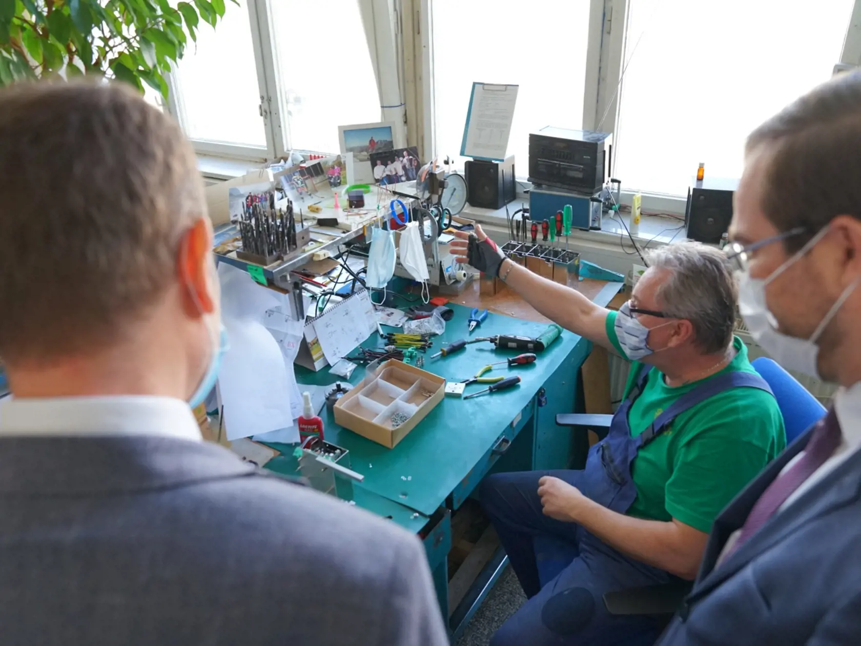 Premiér Igor Matovič navštívil výrobnú spoločnosť v Starej Turej, dôvodom je záujem štátu o dodanie 300 ks špičkových prístrojov, ktoré sú obrovskou nádejou pre nakazených koronavírusom.