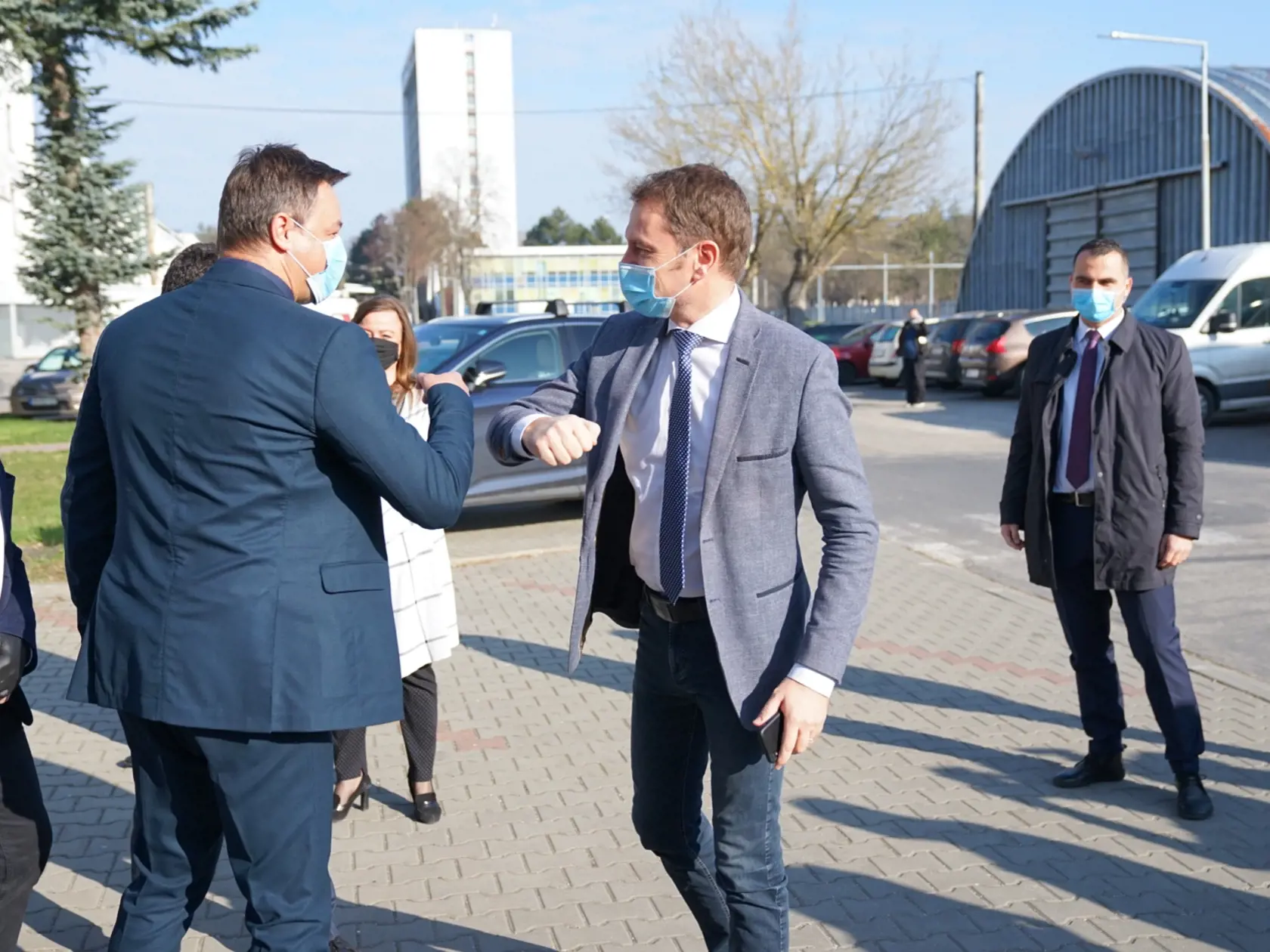 Premiér Igor Matovič navštívil výrobnú spoločnosť v Starej Turej, dôvodom je záujem štátu o dodanie 300 ks špičkových prístrojov, ktoré sú obrovskou nádejou pre nakazených koronavírusom.