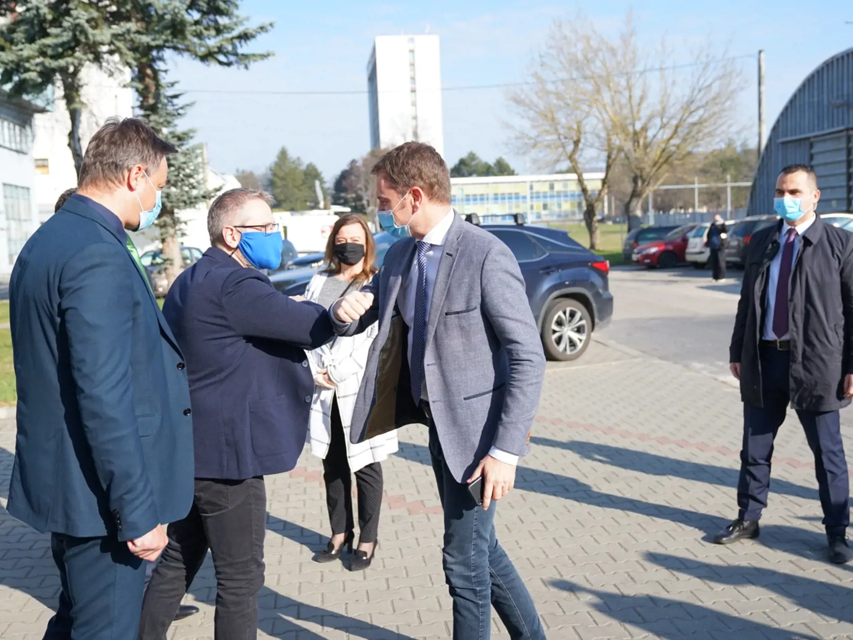 Premiér Igor Matovič navštívil výrobnú spoločnosť v Starej Turej, dôvodom je záujem štátu o dodanie 300 ks špičkových prístrojov, ktoré sú obrovskou nádejou pre nakazených koronavírusom.