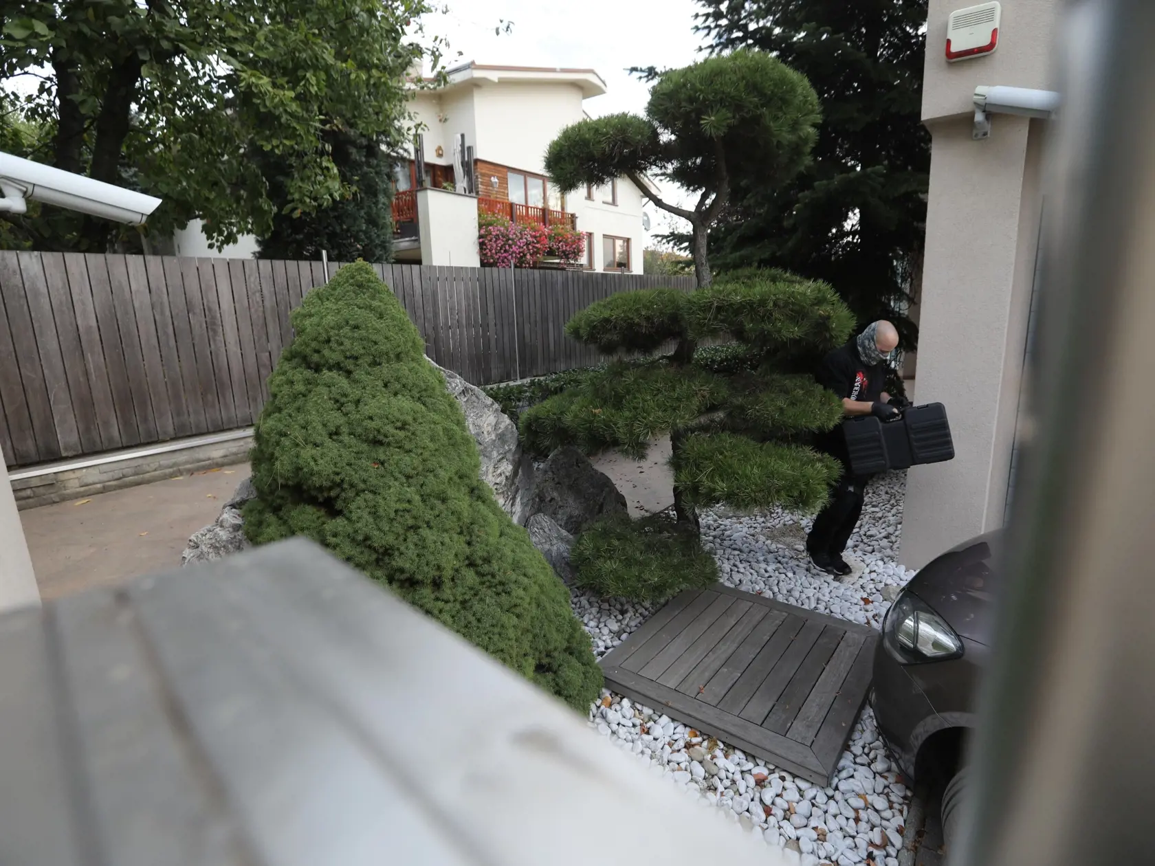 V utorok prebiehali domové prehliadky súbežne v niekoľkých domových priestoroch, ktorých vlastníkom je Marian Kočner. Na snímke jeho dom na bratislavskej Kolibe