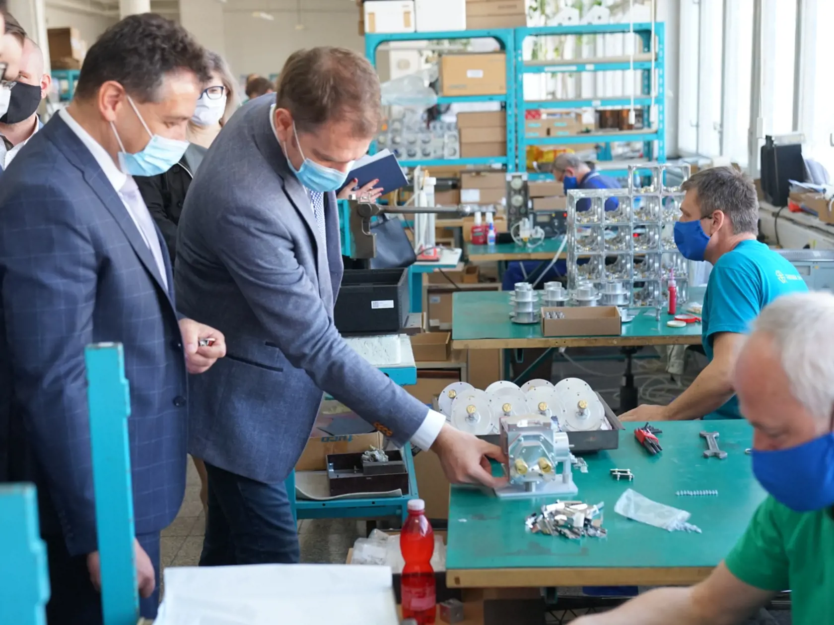 Premiér Igor Matovič navštívil výrobnú spoločnosť v Starej Turej, dôvodom je záujem štátu o dodanie 300 ks špičkových prístrojov, ktoré sú obrovskou nádejou pre nakazených koronavírusom.