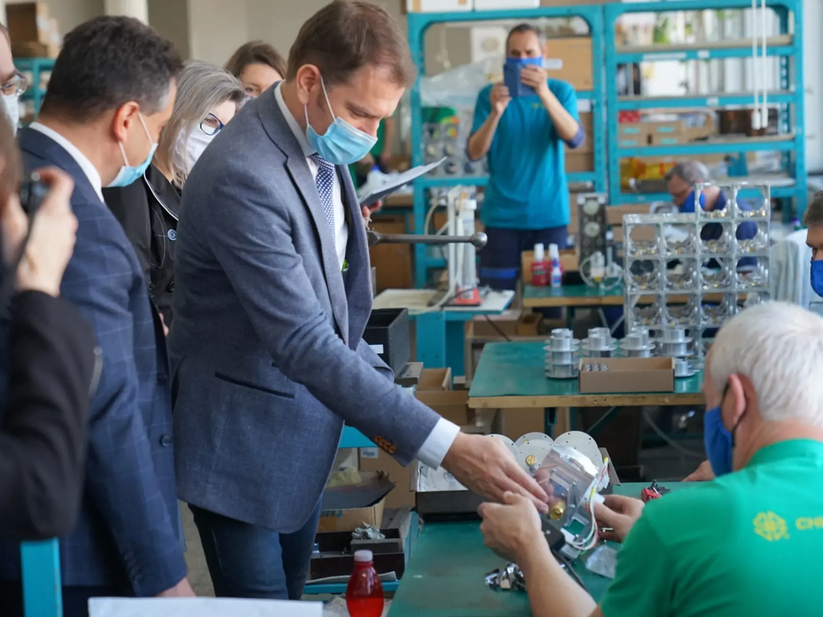 Premiér Igor Matovič navštívil výrobnú spoločnosť v Starej Turej, dôvodom je záujem štátu o dodanie 300 ks špičkových prístrojov, ktoré sú obrovskou nádejou pre nakazených koronavírusom.