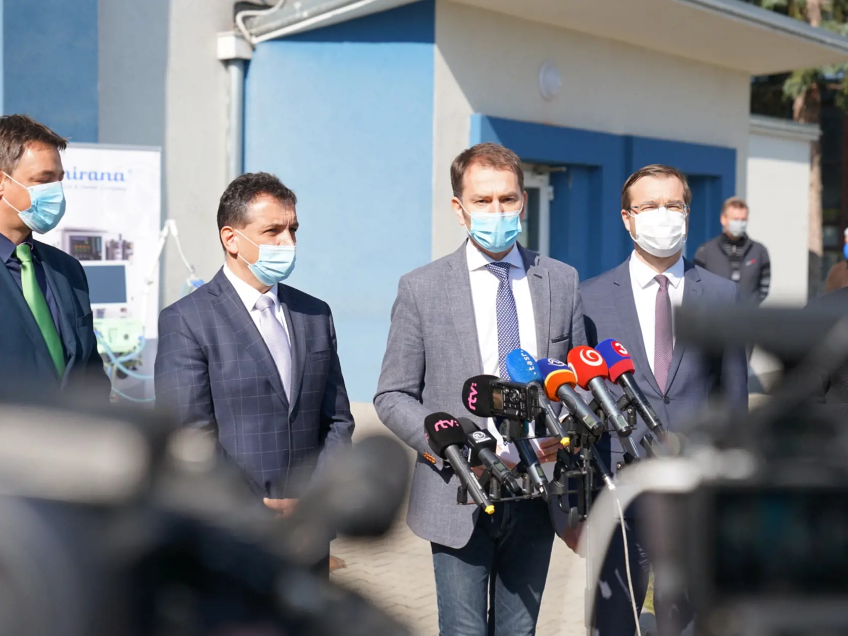 Premiér Igor Matovič navštívil výrobnú spoločnosť v Starej Turej, dôvodom je záujem štátu o dodanie 300 ks špičkových prístrojov, ktoré sú obrovskou nádejou pre nakazených koronavírusom.
