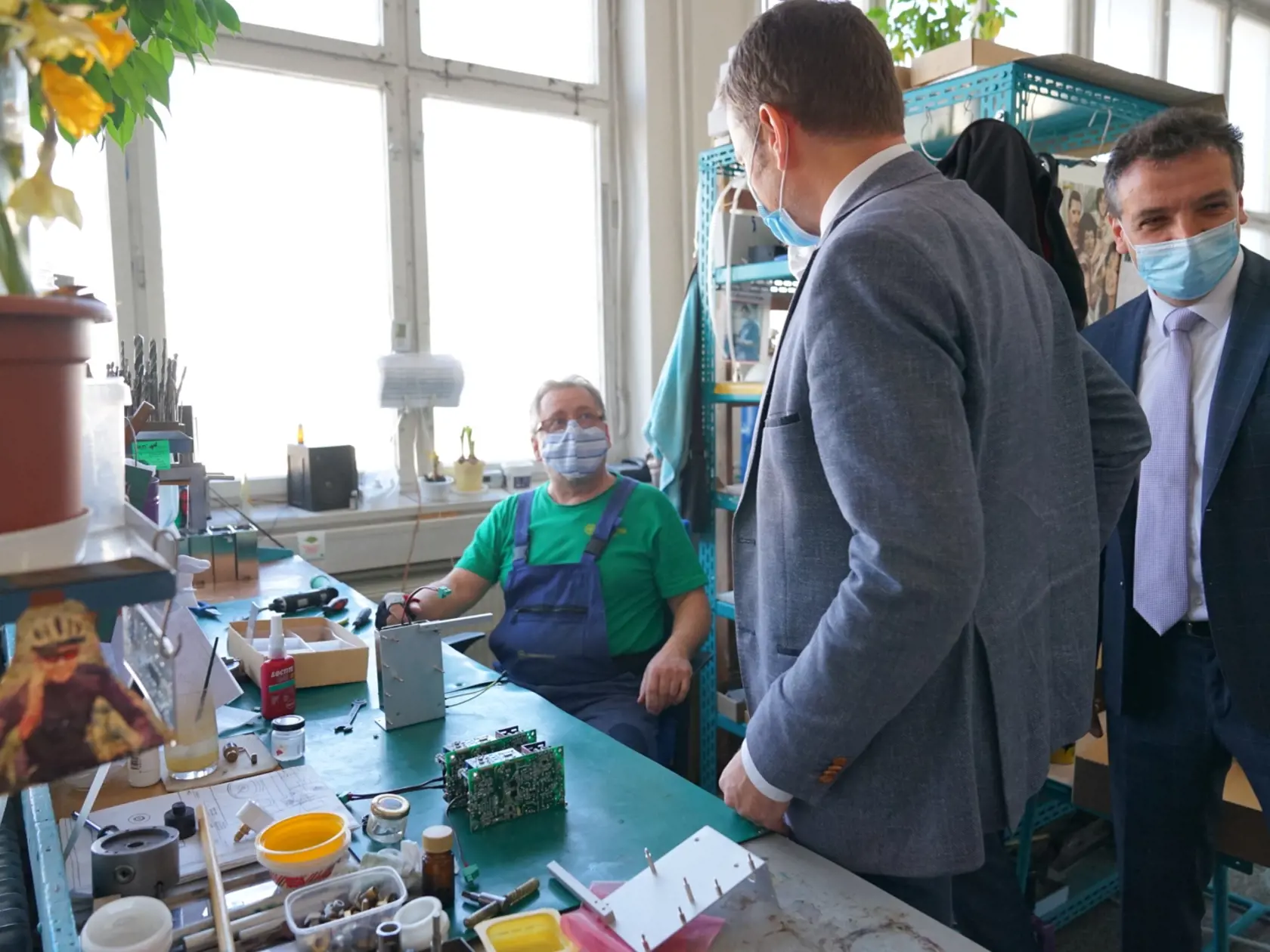 Premiér Igor Matovič navštívil výrobnú spoločnosť v Starej Turej, dôvodom je záujem štátu o dodanie 300 ks špičkových prístrojov, ktoré sú obrovskou nádejou pre nakazených koronavírusom.