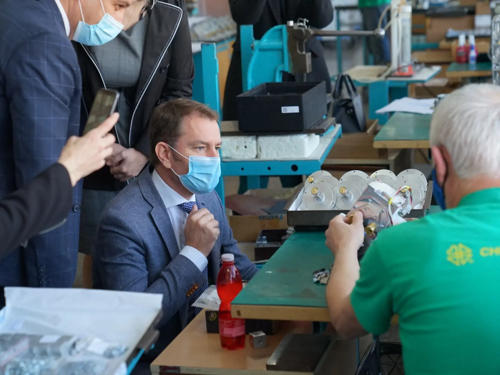 Premiér Igor Matovič navštívil výrobnú spoločnosť v Starej Turej, dôvodom je záujem štátu o dodanie 300 ks špičkových prístrojov, ktoré sú obrovskou nádejou pre nakazených koronavírusom.