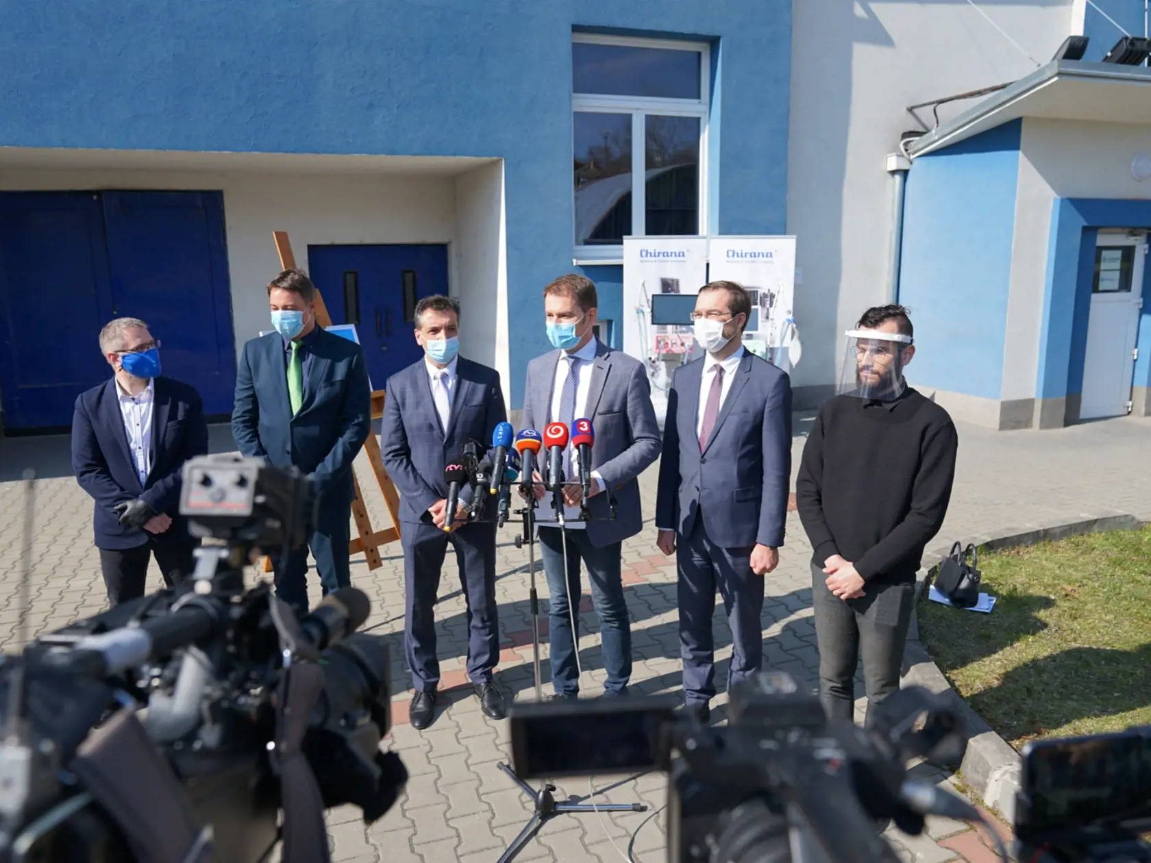 Premiér Igor Matovič navštívil výrobnú spoločnosť v Starej Turej, dôvodom je záujem štátu o dodanie 300 ks špičkových prístrojov, ktoré sú obrovskou nádejou pre nakazených koronavírusom.
