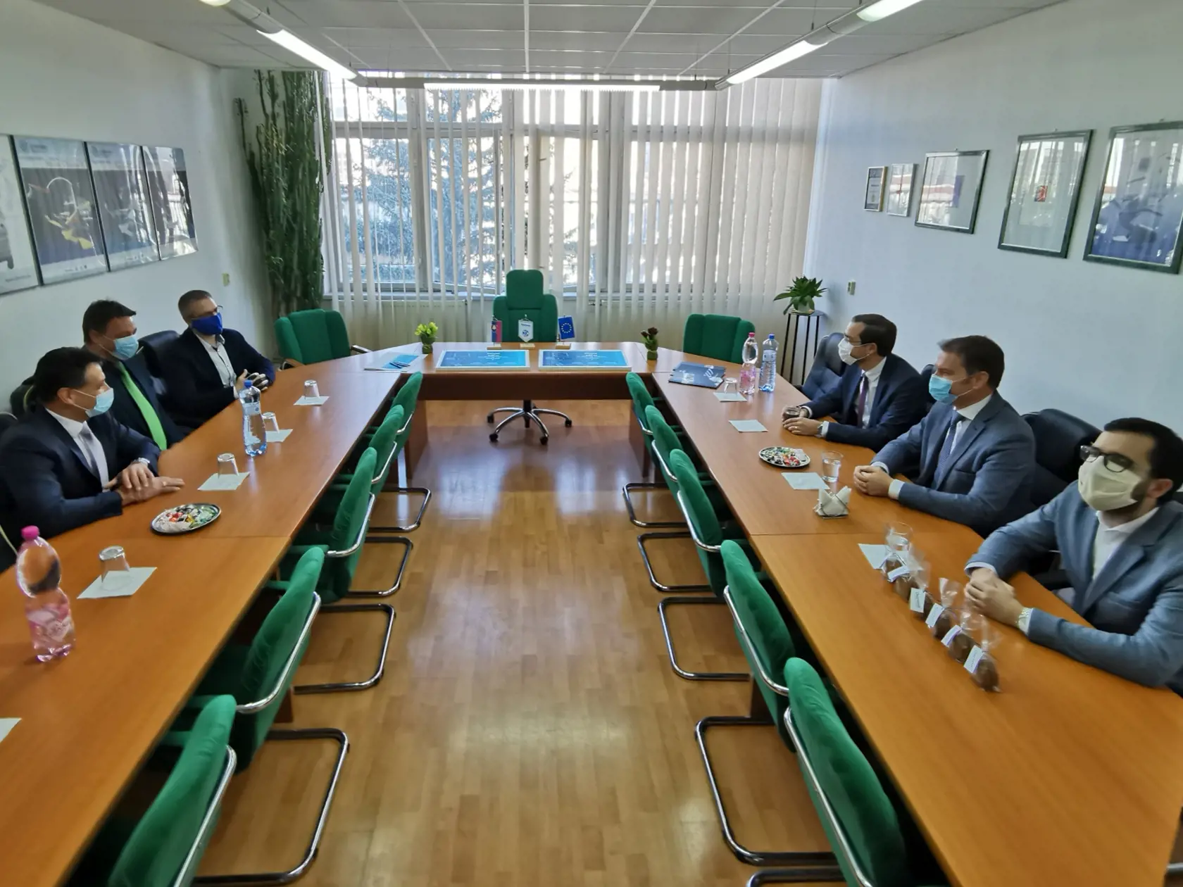 Premiér Igor Matovič navštívil výrobnú spoločnosť v Starej Turej, dôvodom je záujem štátu o dodanie 300 ks špičkových prístrojov, ktoré sú obrovskou nádejou pre nakazených koronavírusom.