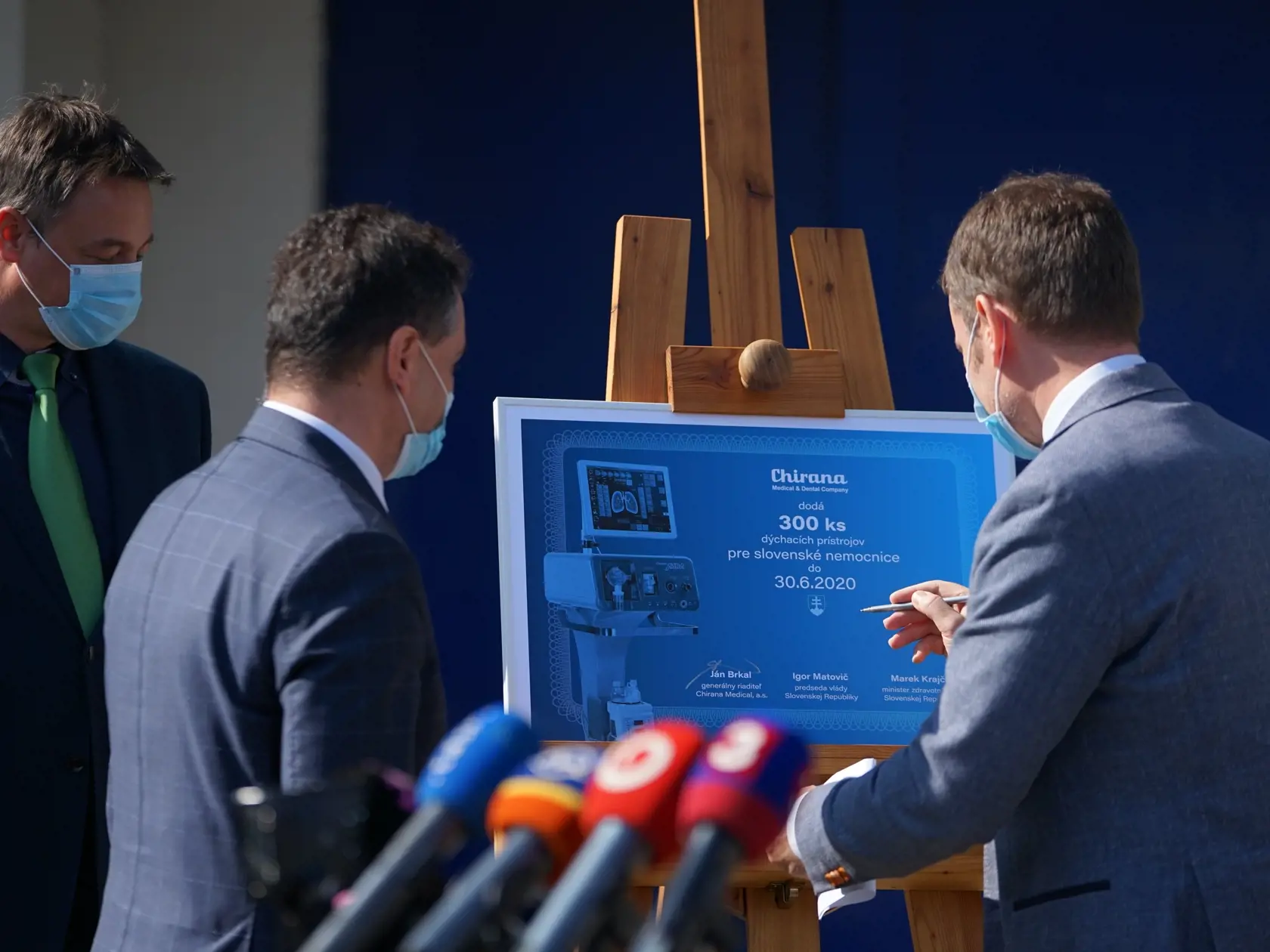Premiér Igor Matovič navštívil výrobnú spoločnosť v Starej Turej, dôvodom je záujem štátu o dodanie 300 ks špičkových prístrojov , ktoré sú obrovskou nádejou pre nakazených koronavírusom.