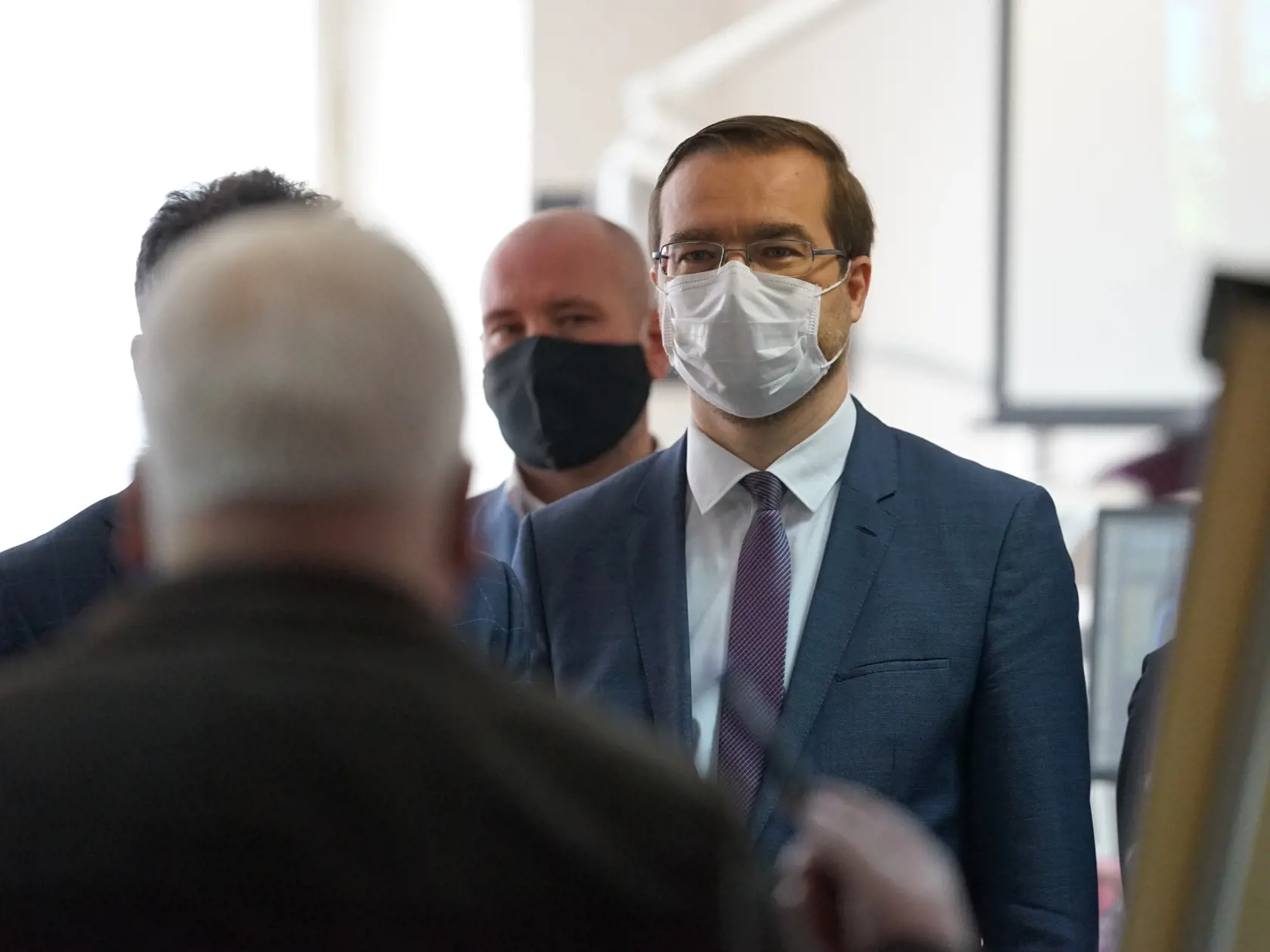 Minister zdravotníctva Marek Krajčí navštívil výrobnú spoločnosť v Starej Turej, dôvodom je záujem šjeho rezortu o dodanie 300 ks špičkových prístrojov , ktoré sú obrovskou nádejou pre nakazených koronavírusom.