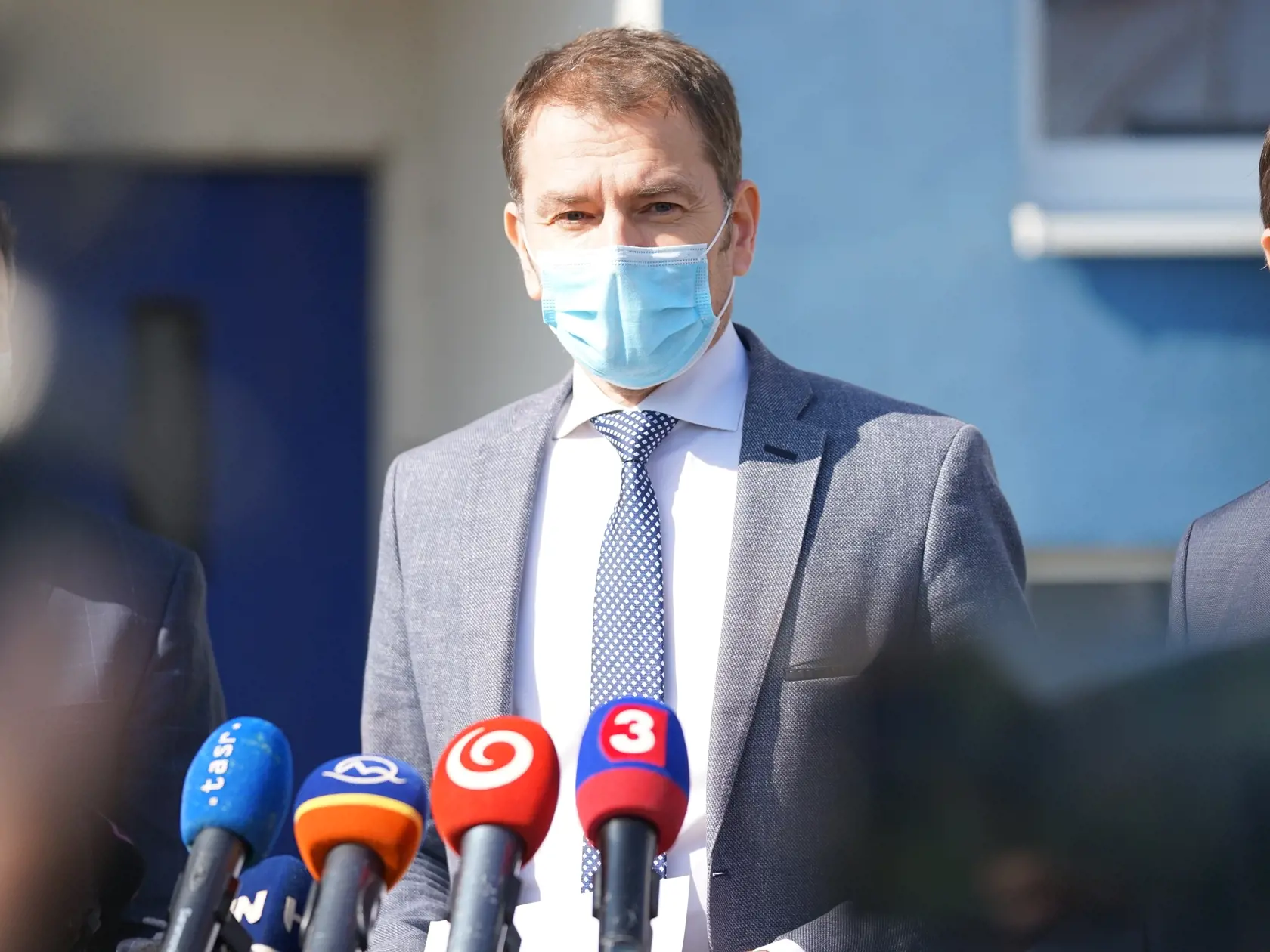 Premiér Igor Matovič navštívil výrobnú spoločnosť v Starej Turej, dôvodom je záujem štátu o dodanie 300 ks špičkových prístrojov , ktoré sú obrovskou nádejou pre nakazených koronavírusom.