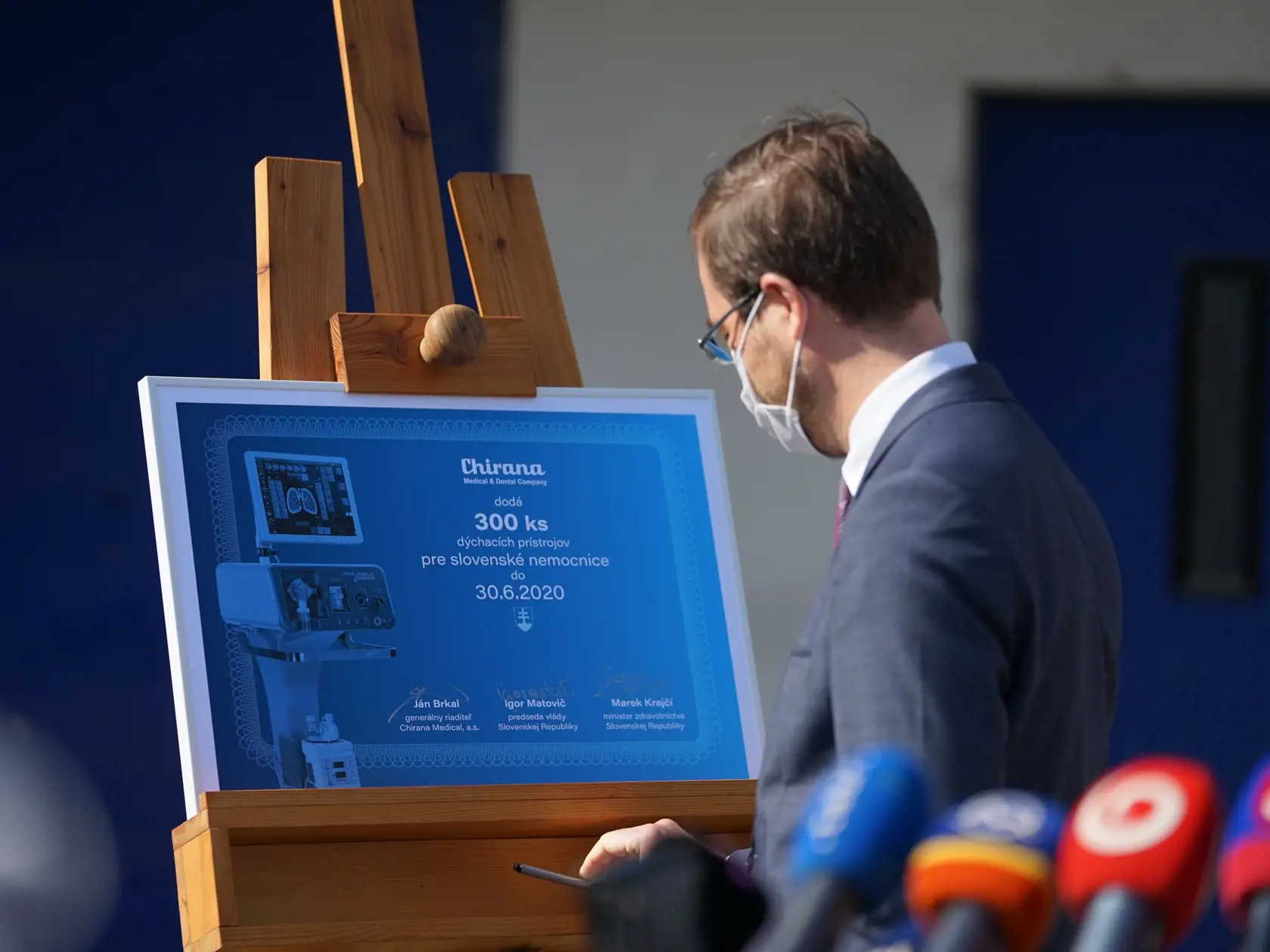 Minister zdravotníctva Marek Krajčí navštívil výrobnú spoločnosť v Starej Turej, dôvodom je záujem šjeho rezortu o dodanie 300 ks špičkových prístrojov , ktoré sú obrovskou nádejou pre nakazených koronavírusom.