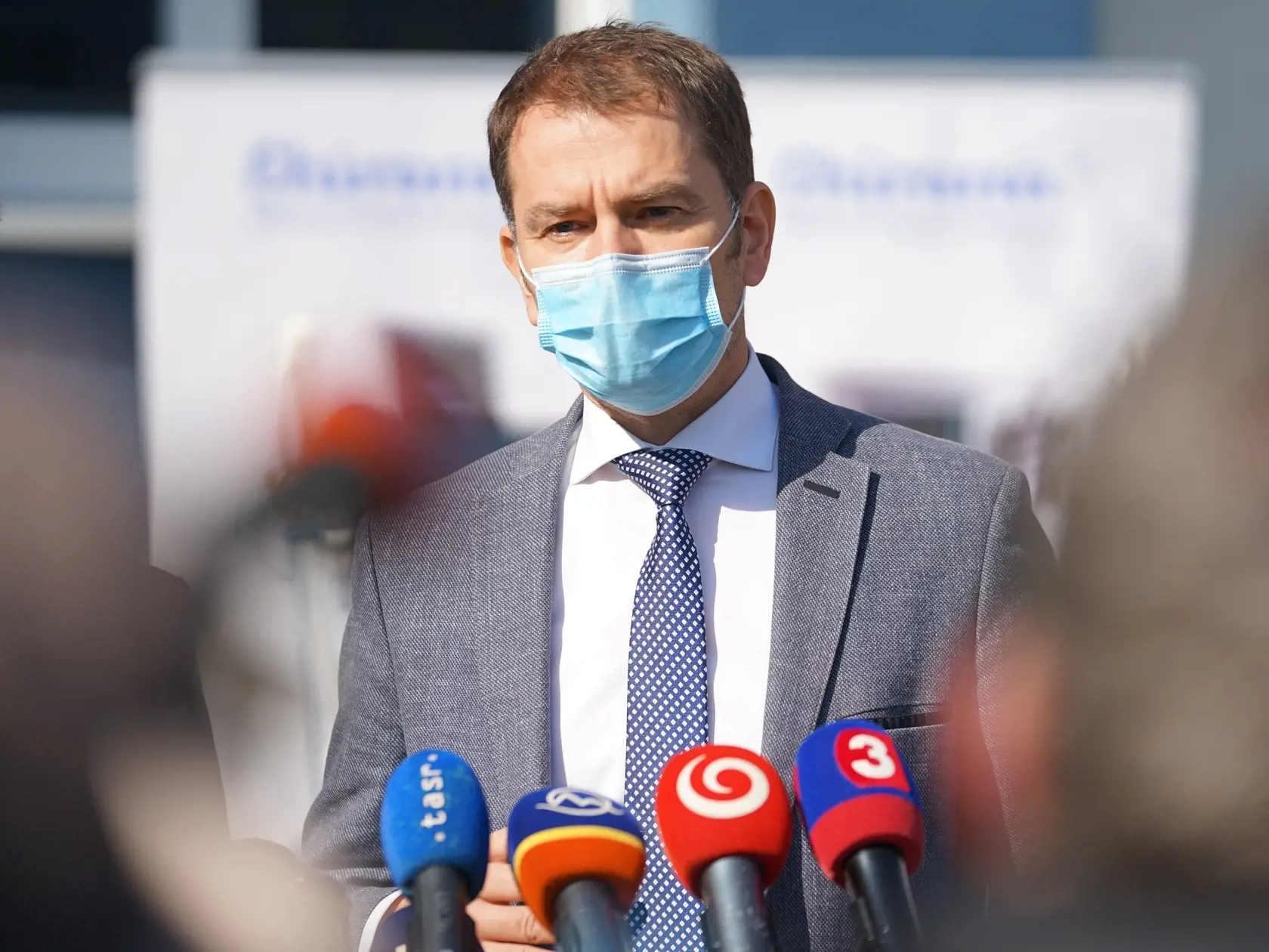 Premiér Igor Matovič navštívil výrobnú spoločnosť v Starej Turej, dôvodom je záujem štátu o dodanie 300 ks špičkových prístrojov , ktoré sú obrovskou nádejou pre nakazených koronavírusom.