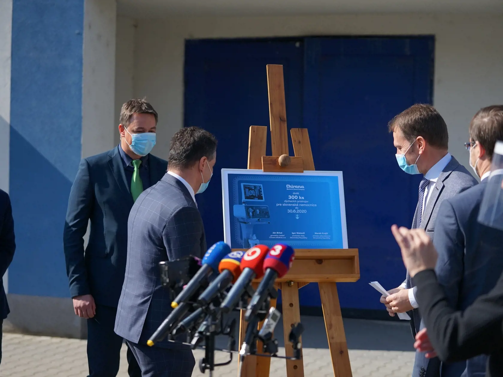 Premiér Igor Matovič navštívil výrobnú spoločnosť v Starej Turej, dôvodom je záujem štátu o dodanie 300 ks špičkových prístrojov , ktoré sú obrovskou nádejou pre nakazených koronavírusom.